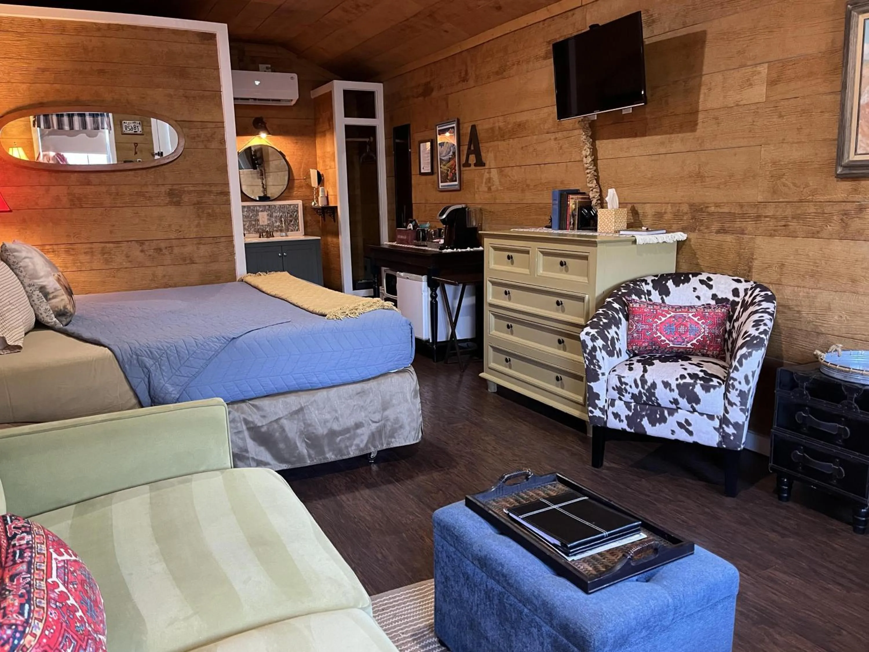 Photo of the whole room, Bed in The Alexander at Creek Road