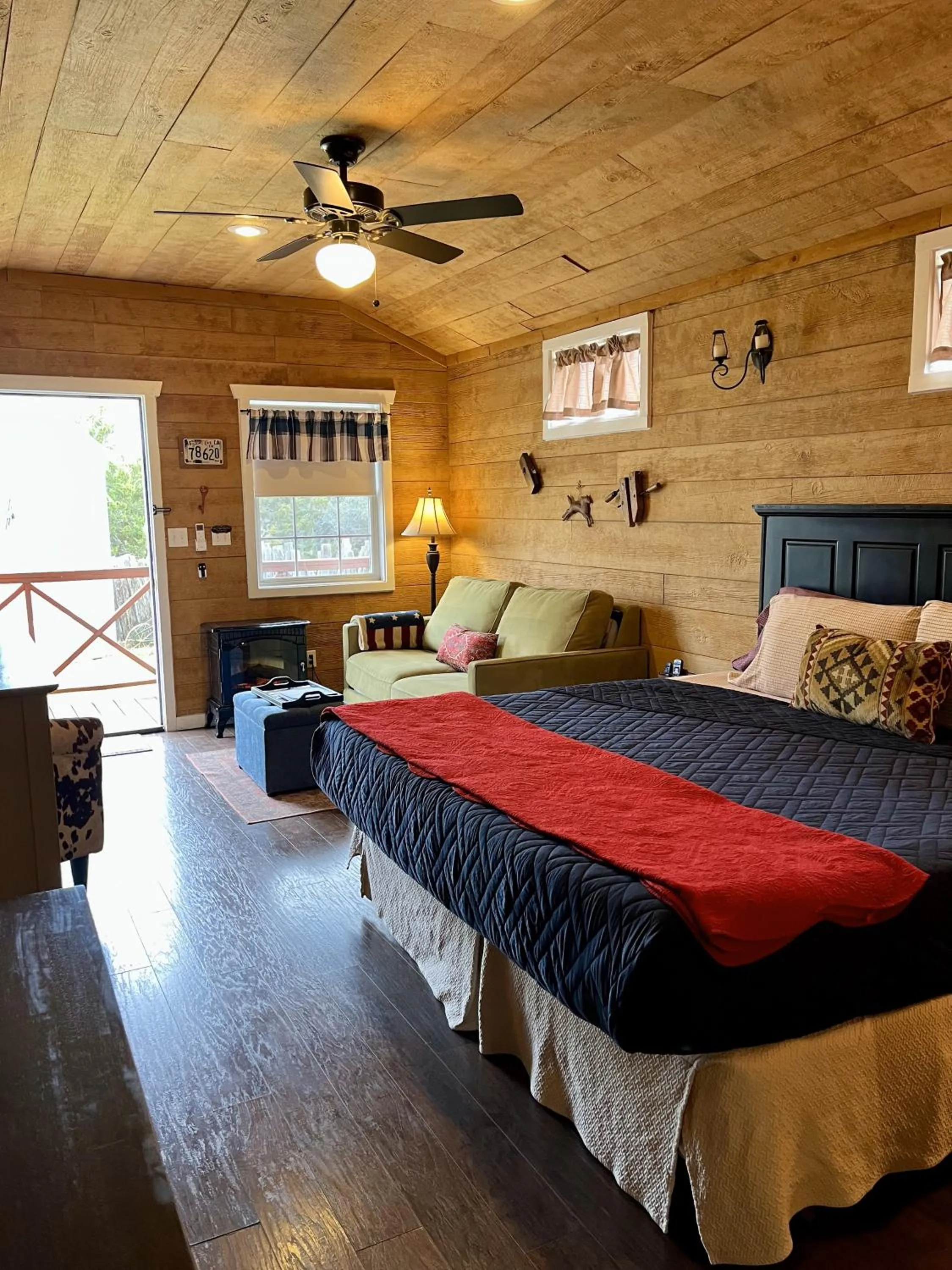 Photo of the whole room, Bed in The Alexander at Creek Road