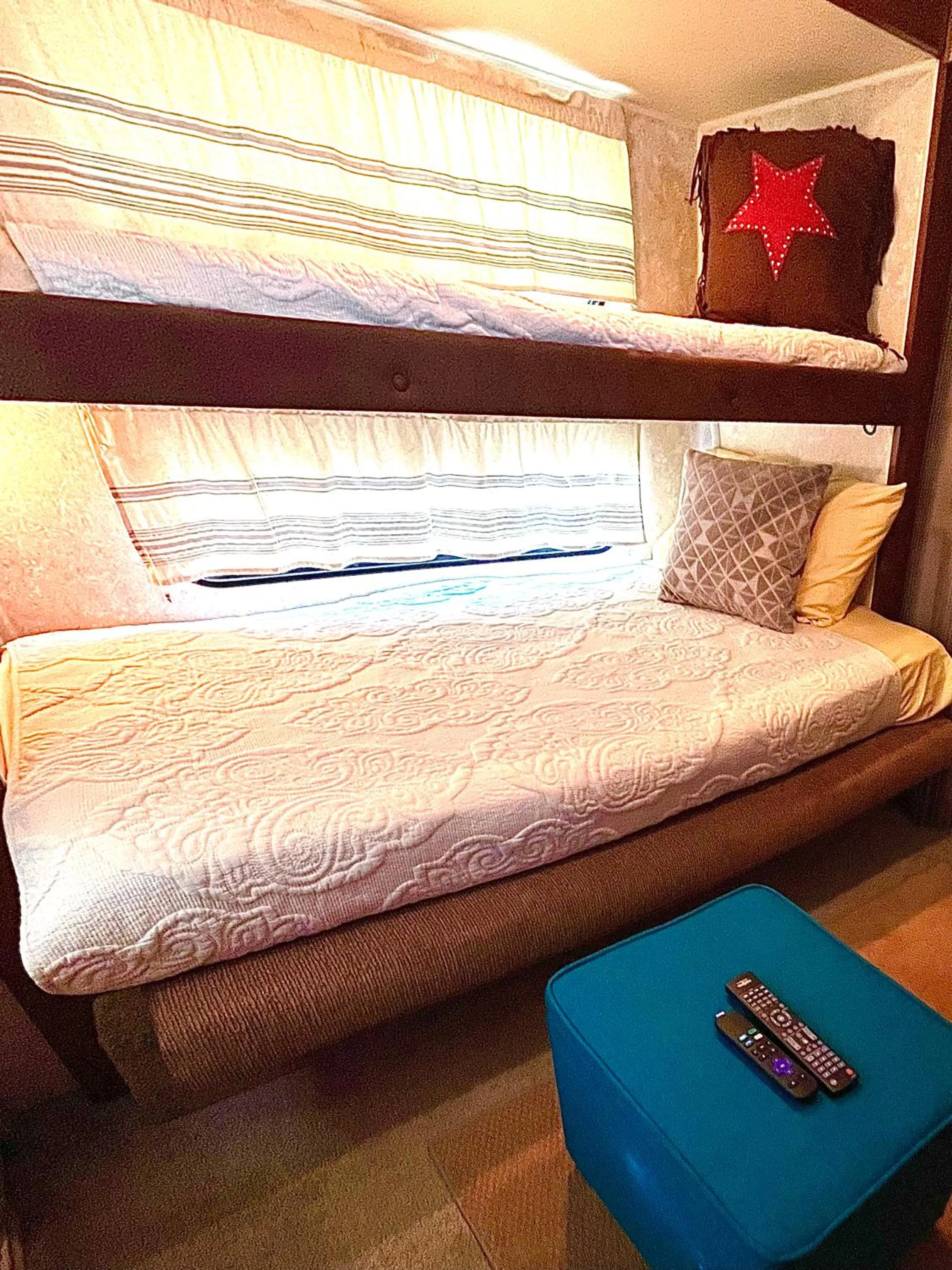 bunk bed, Bed in The Alexander at Creek Road