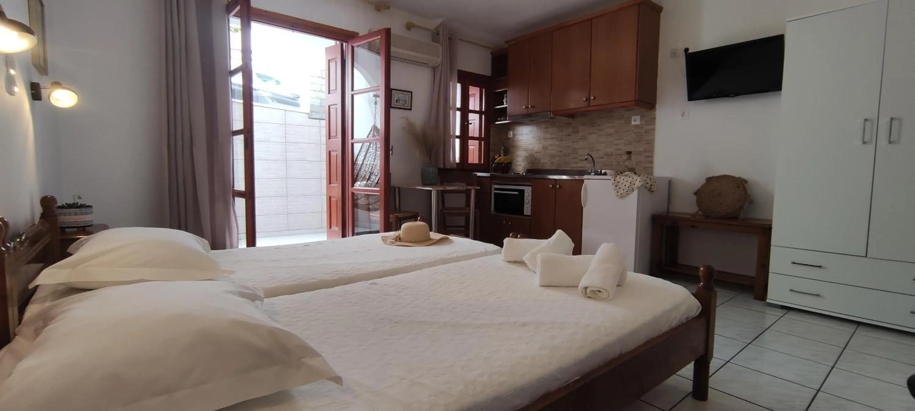 Bed in Kapetanos Rooms