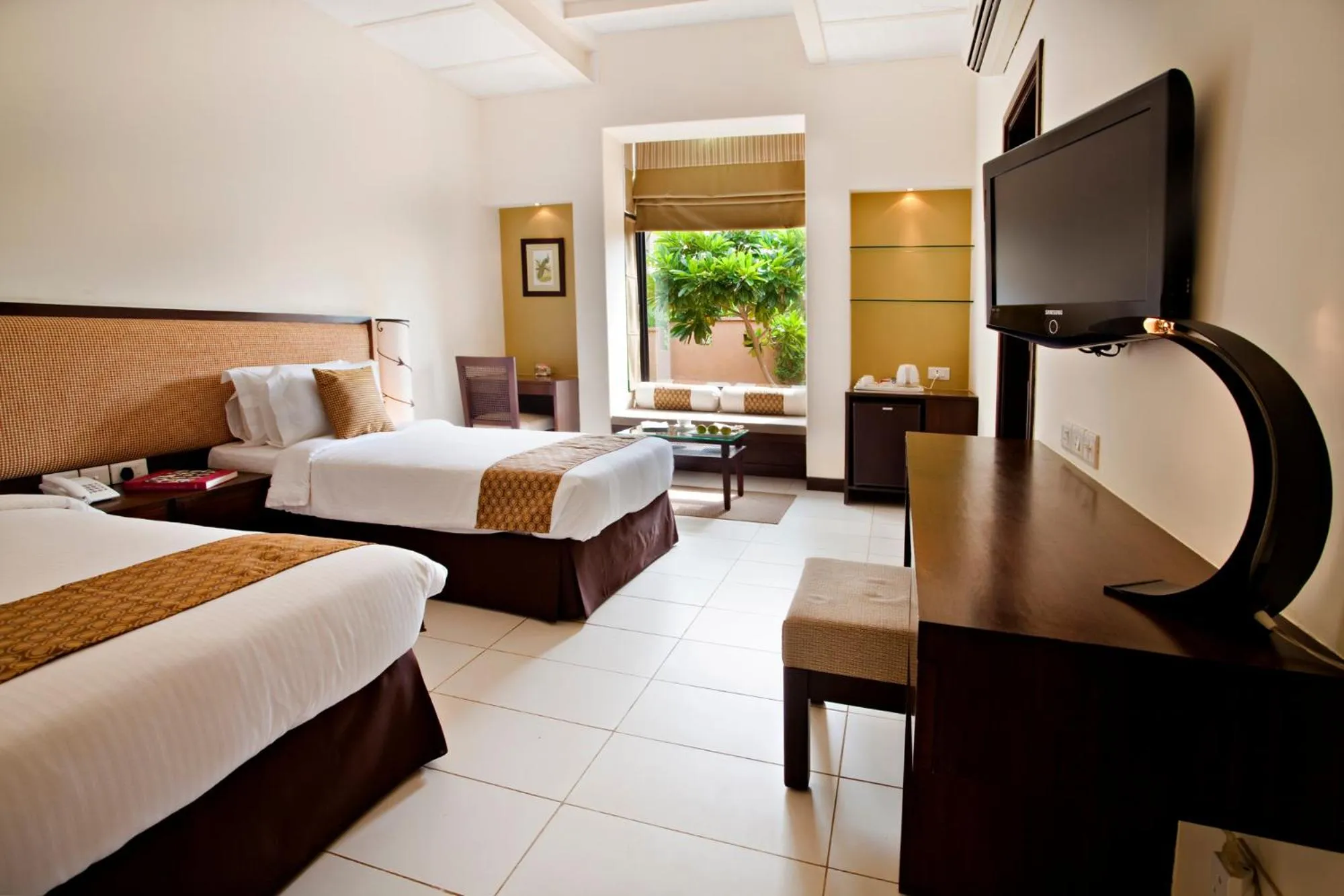 Bed in Lemon Tree Hotel, Tarudhan Valley, Manesar