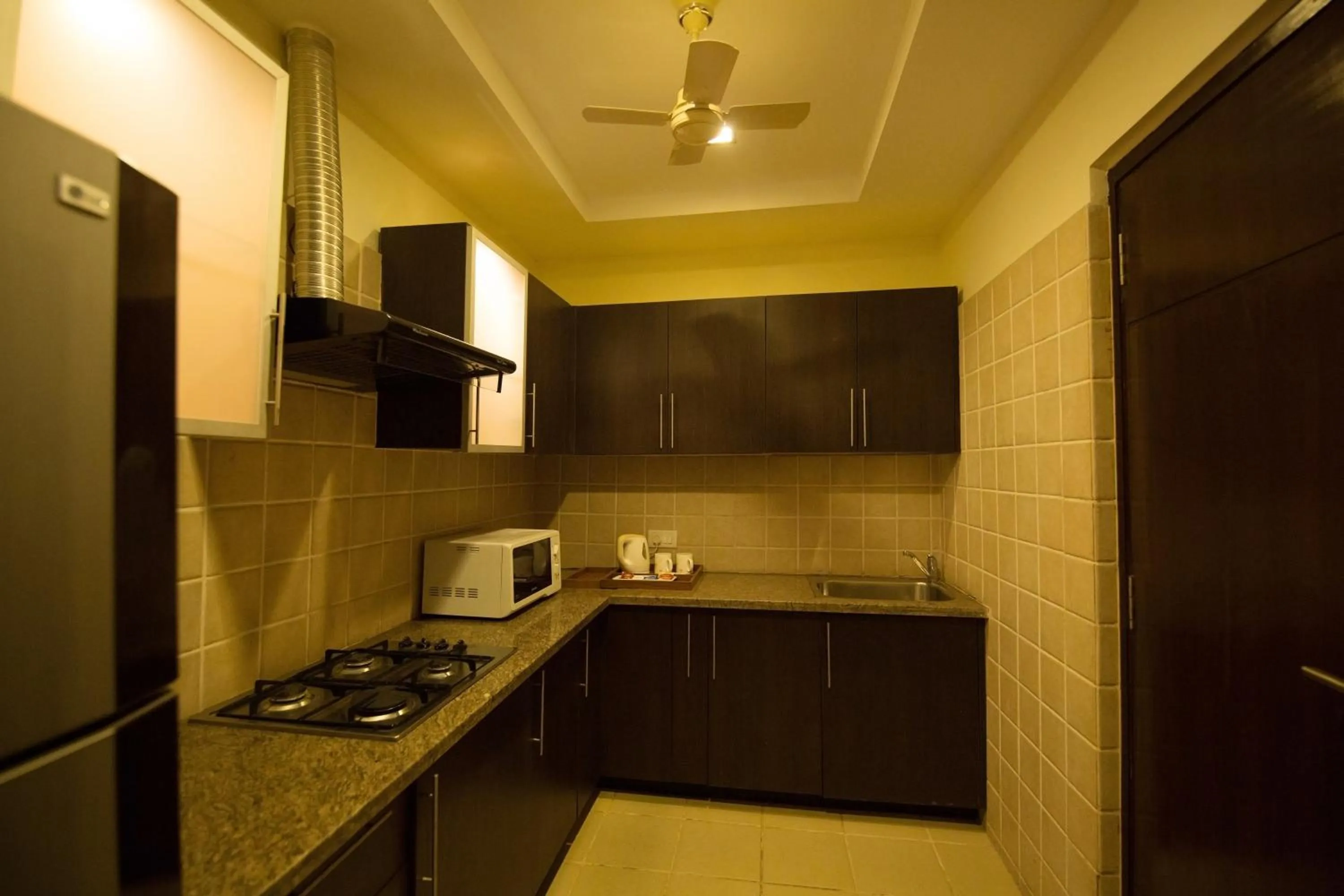 Kitchen or kitchenette in Lemon Tree Hotel, Tarudhan Valley, Manesar
