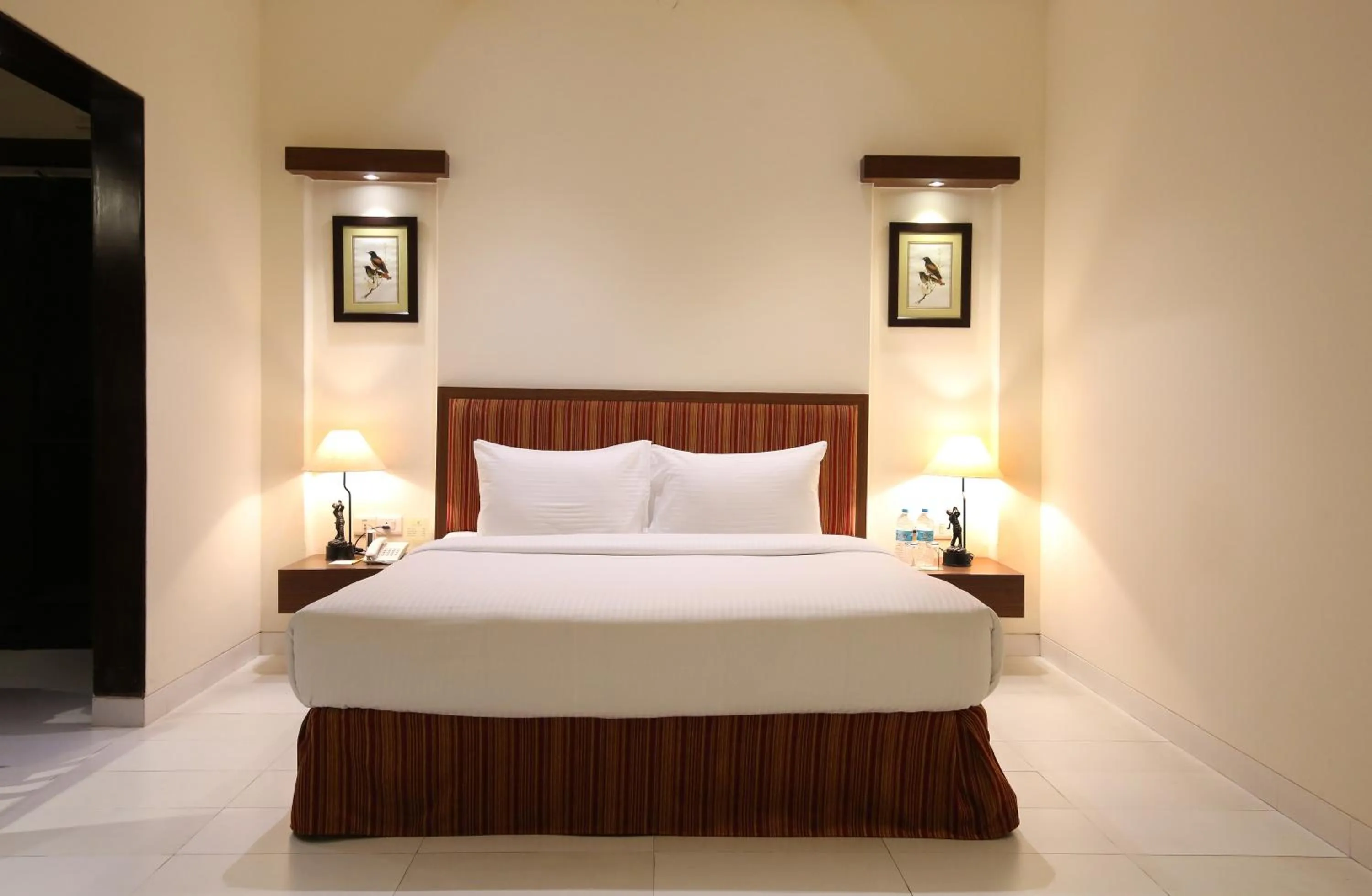 Bedroom, Bed in Lemon Tree Hotel, Tarudhan Valley, Manesar