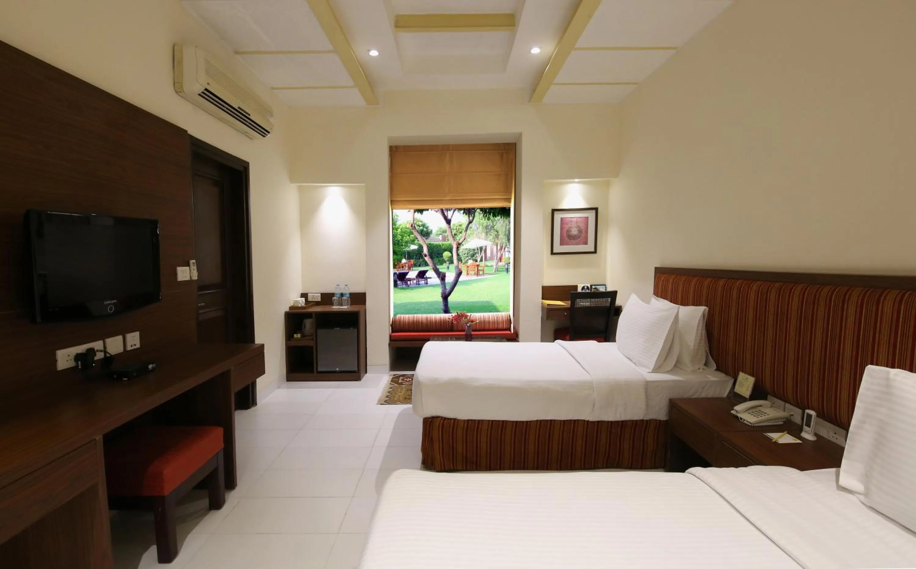 Bedroom, Bed in Lemon Tree Hotel, Tarudhan Valley, Manesar