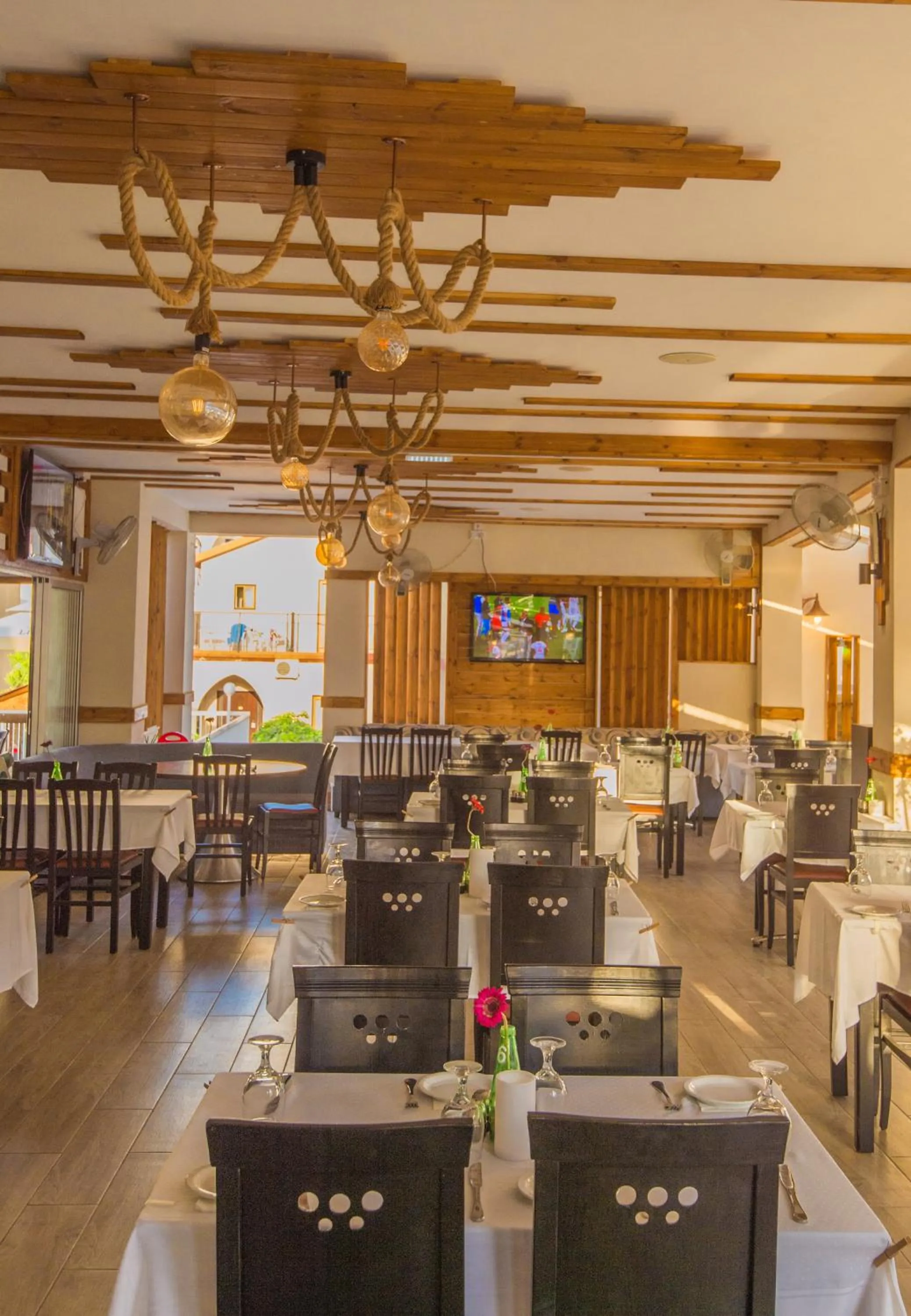 Restaurant/places to eat in Windmills Hotel Apartments