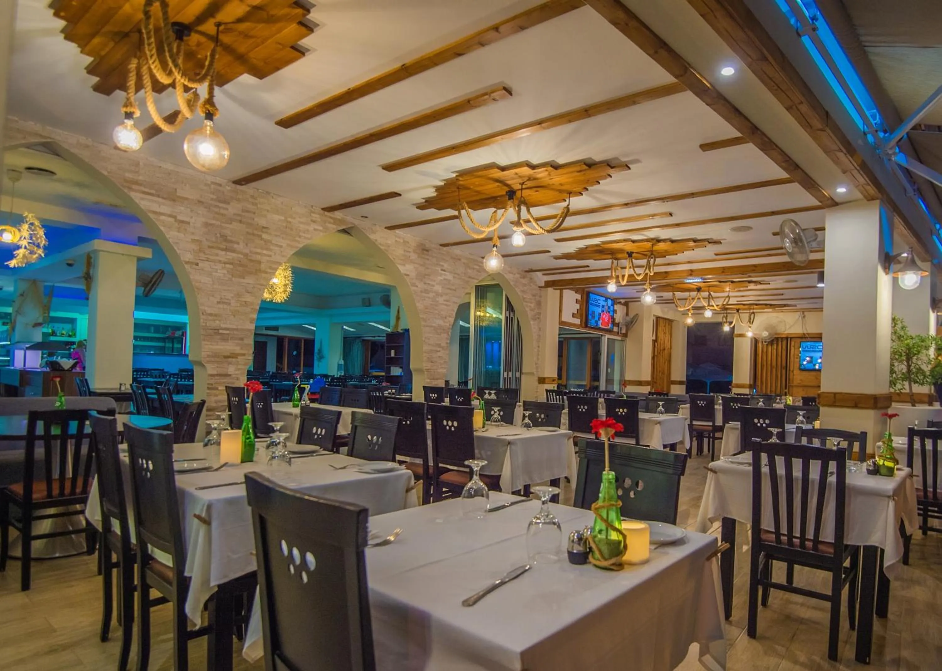 Restaurant/places to eat in Windmills Hotel Apartments