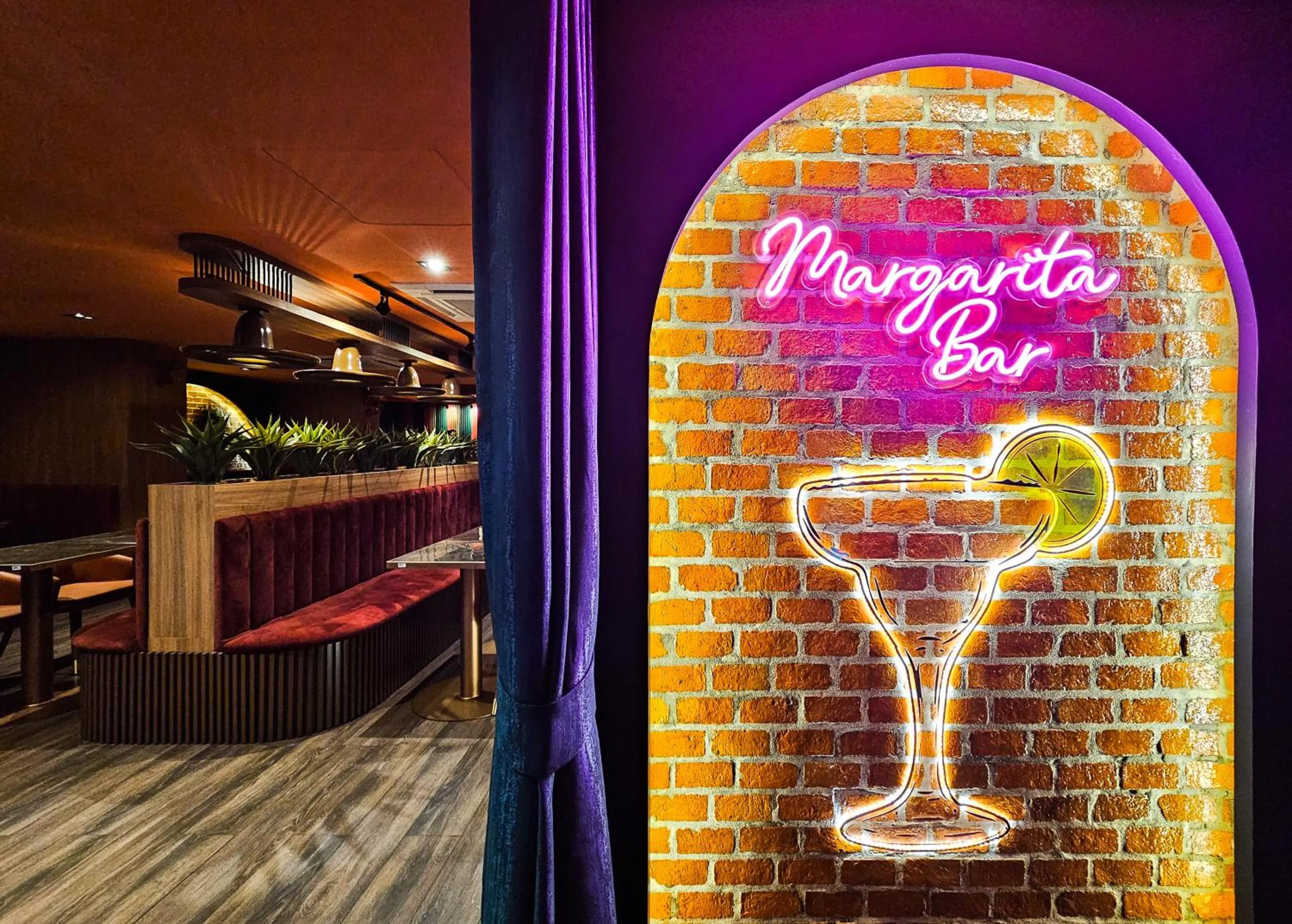 Lounge or bar in Miami Hotel Bangkok