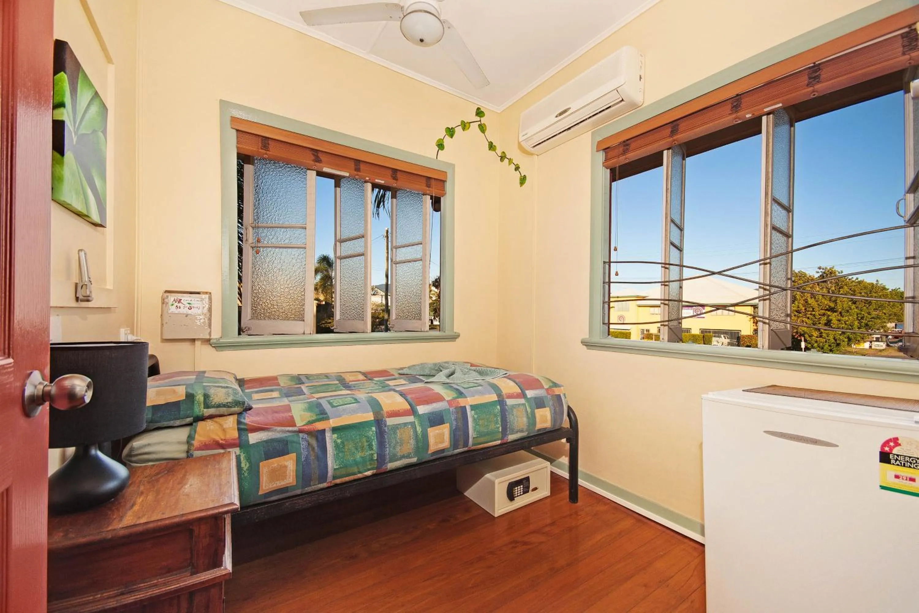 Photo of the whole room, Bed in Travellers Oasis