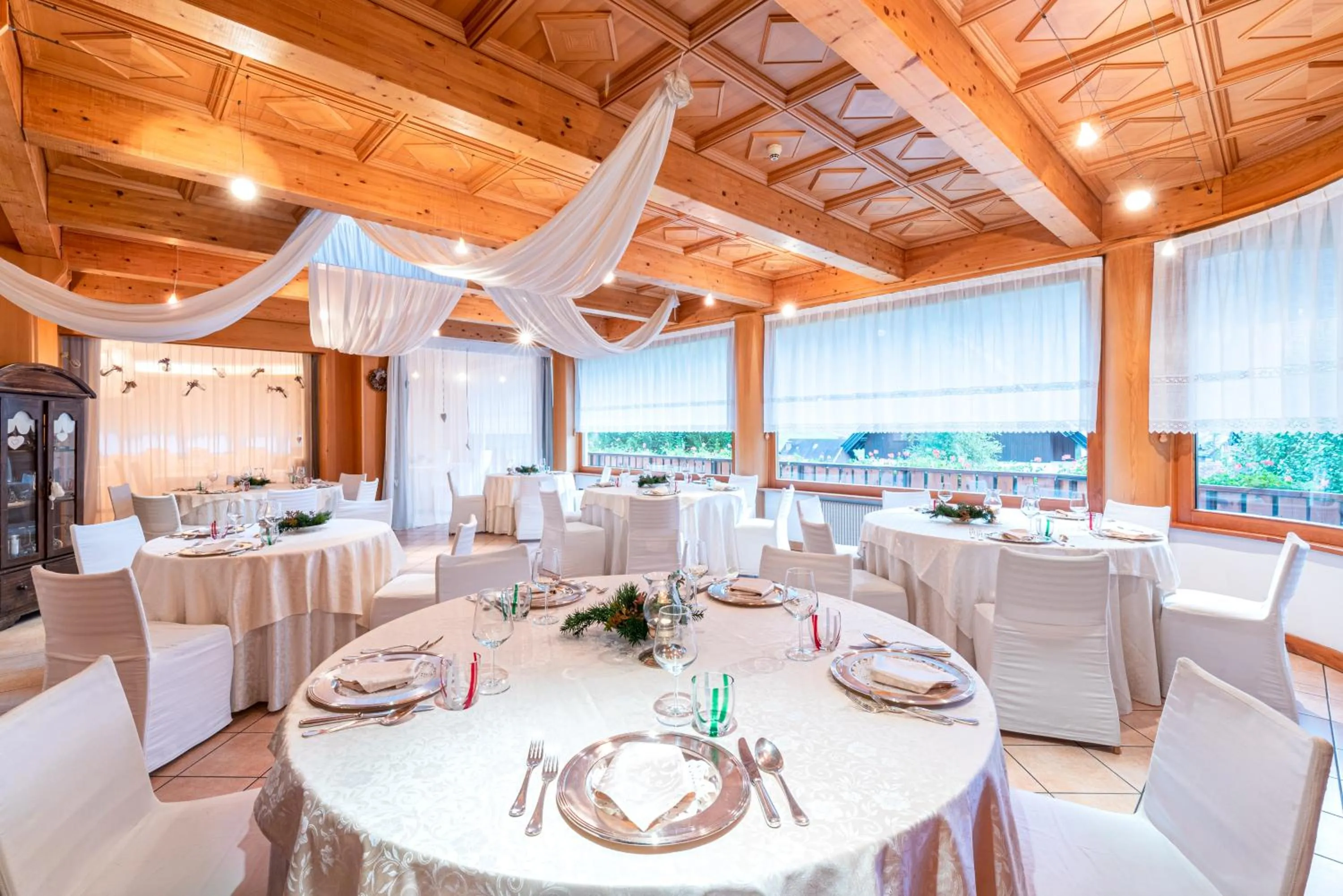 Restaurant/places to eat in Hotel La Perla