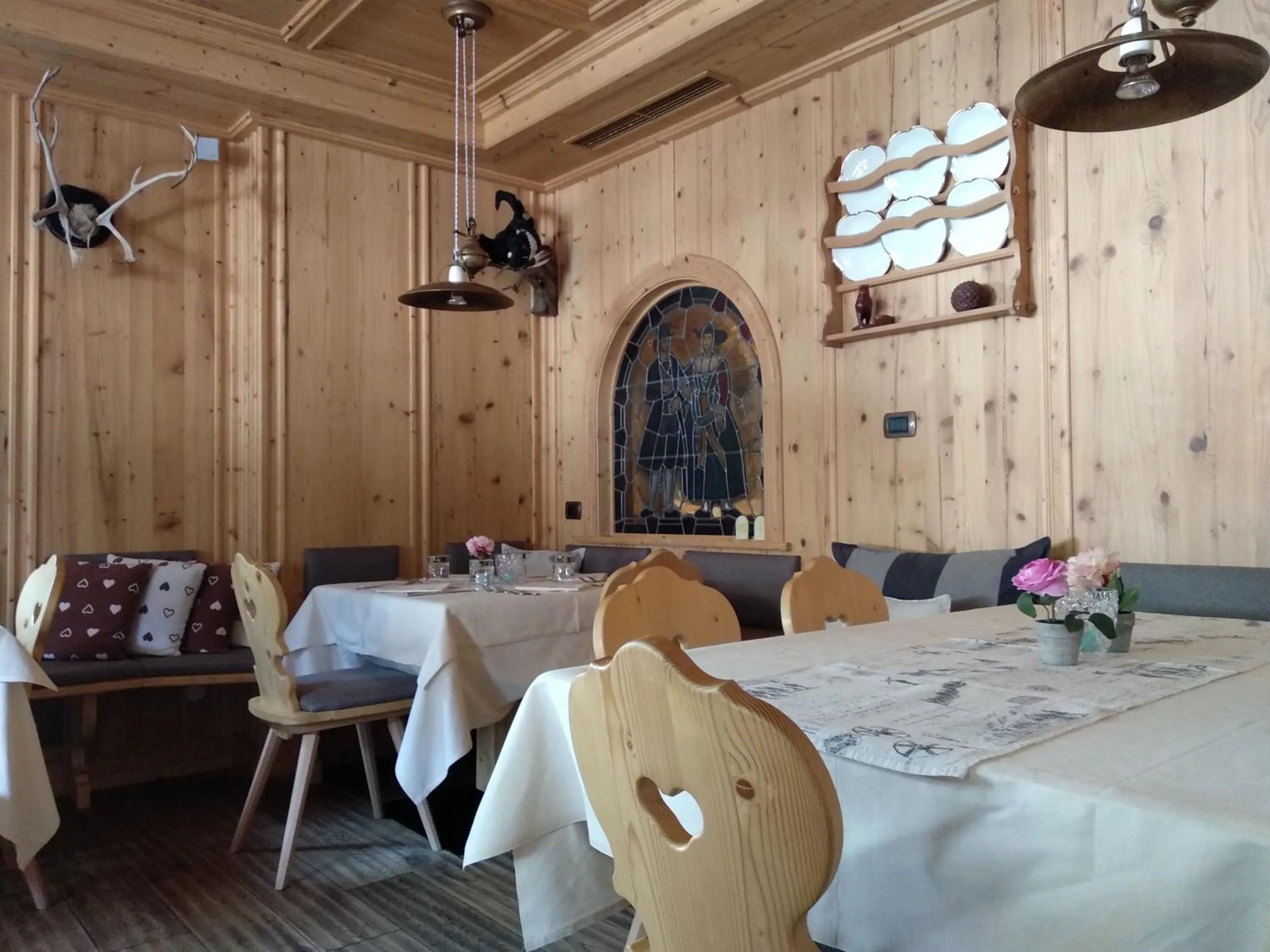 Restaurant/places to eat in Hotel Somont