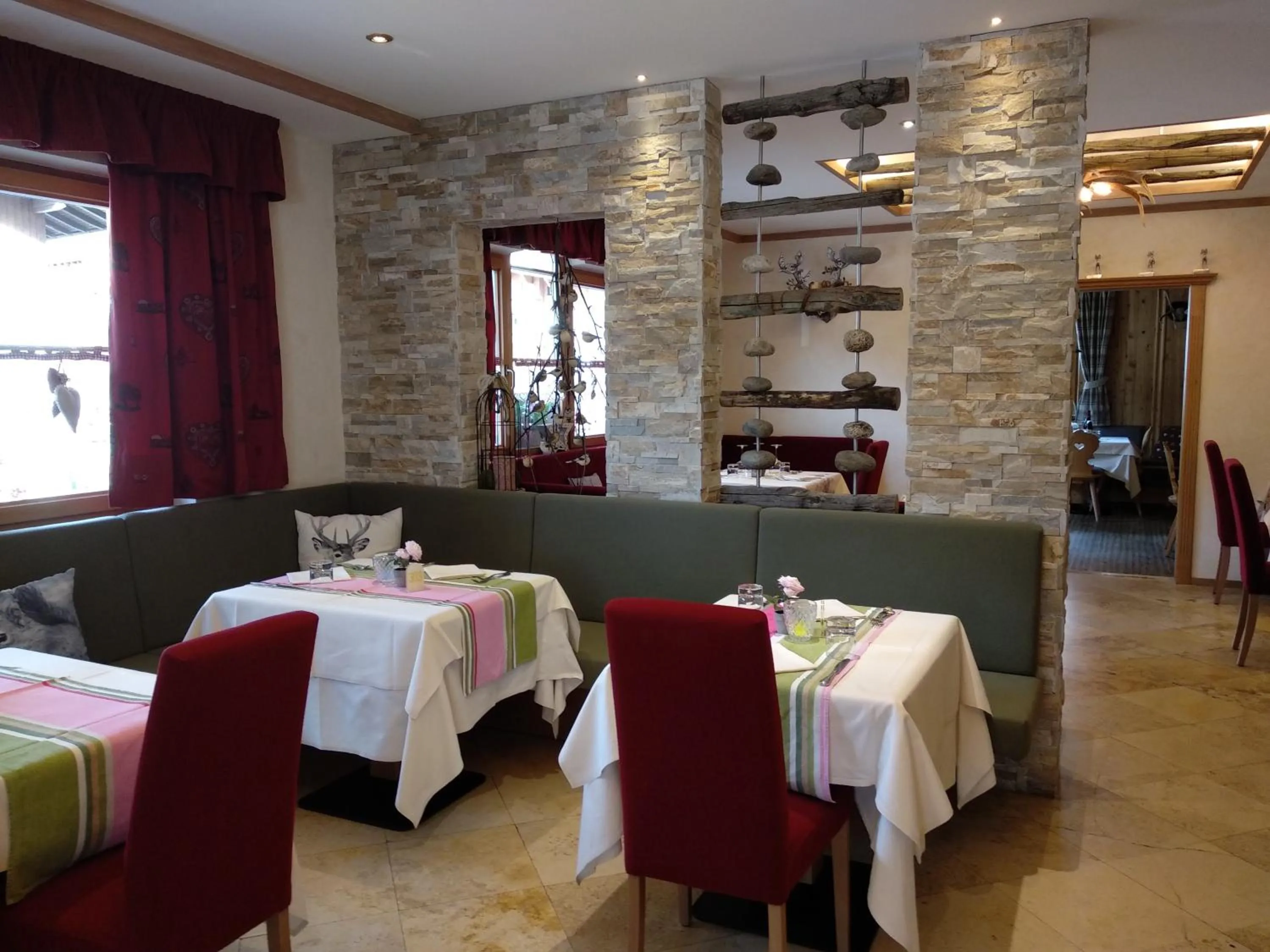 Restaurant/places to eat in Hotel Somont