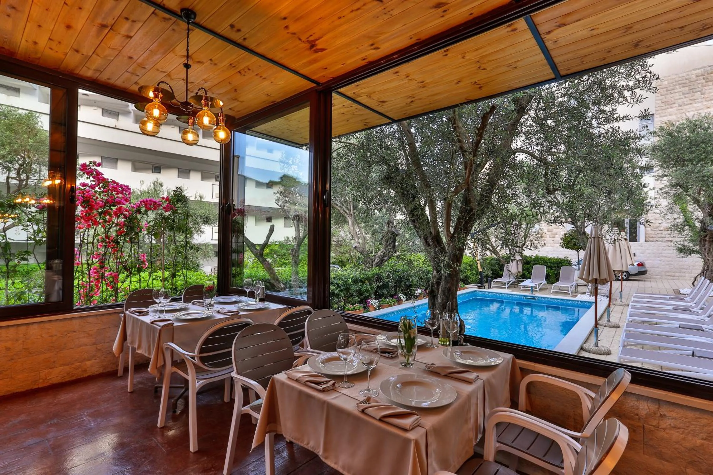 Restaurant/places to eat in Hotel Harmony by Aycon