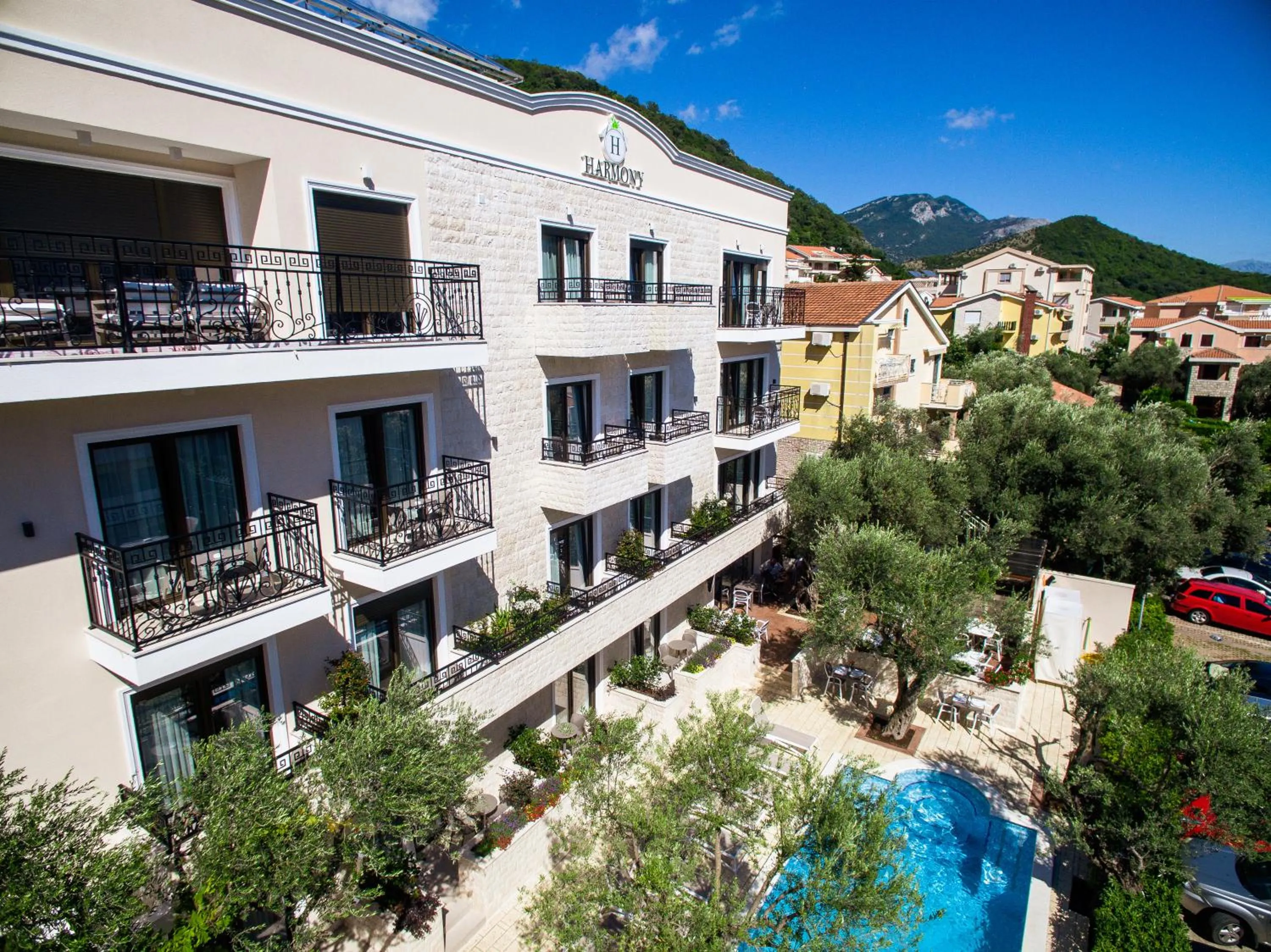 Facade/entrance in Hotel Harmony by Aycon