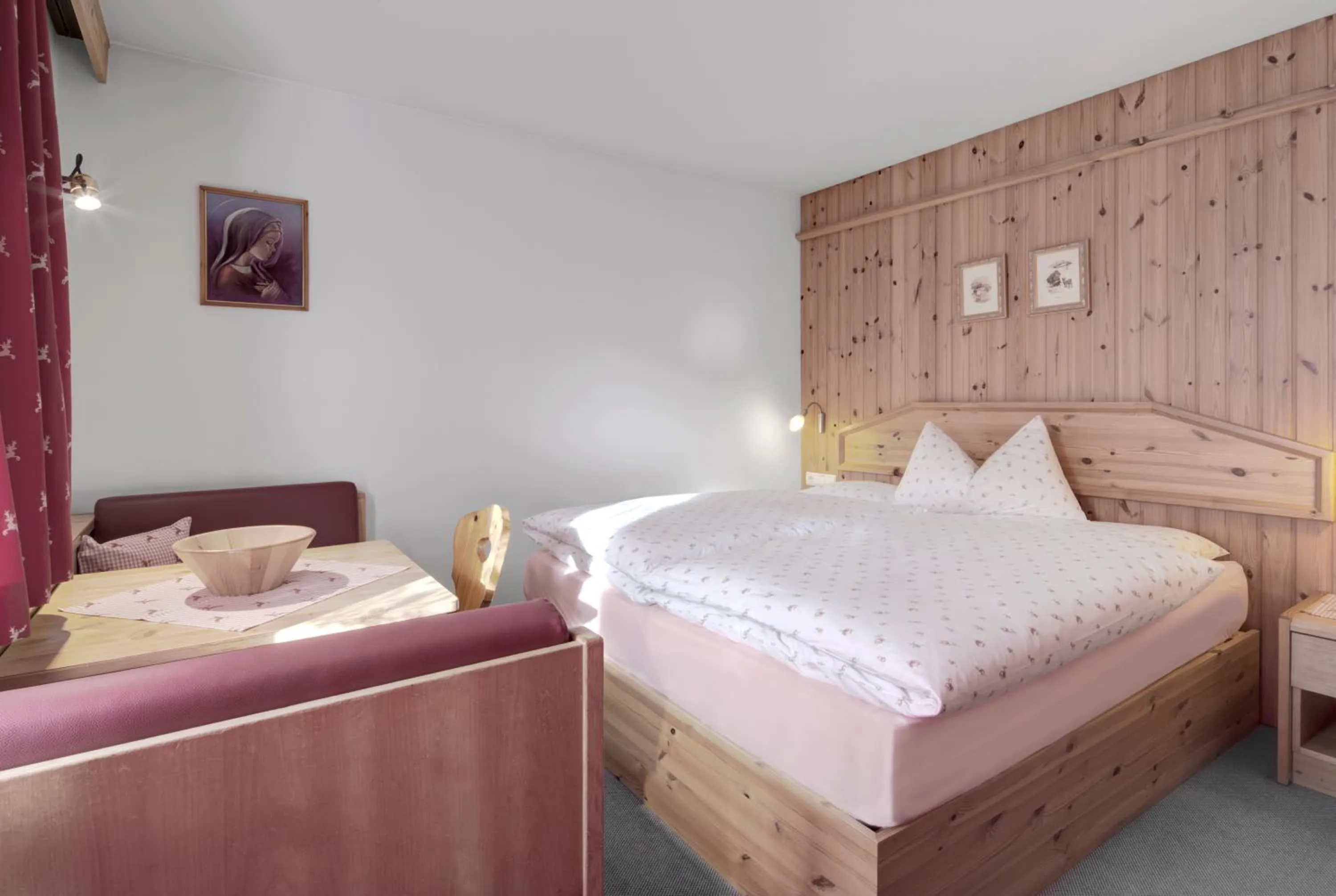 Living room, Bed in Residence Dolomieu