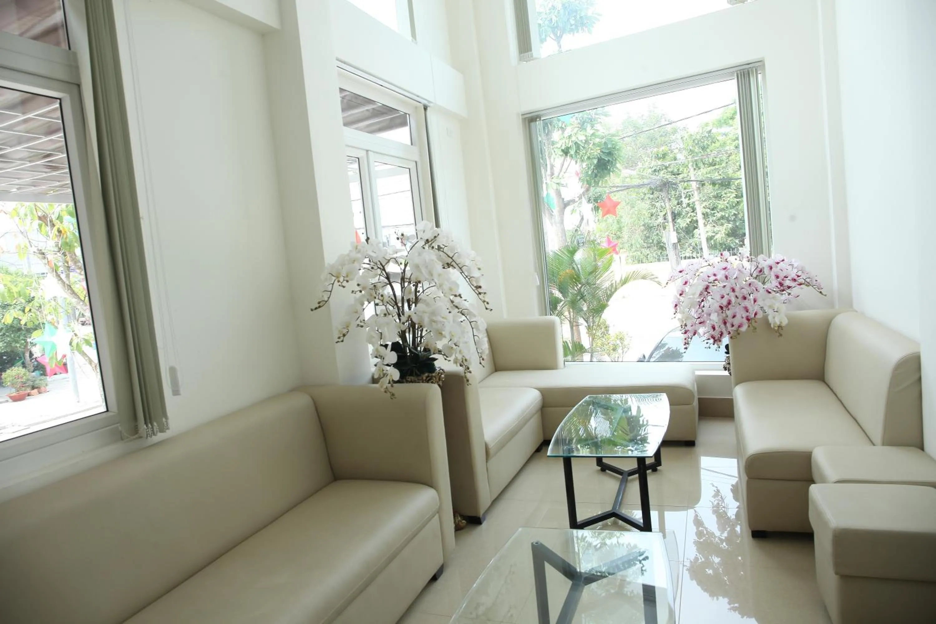 Communal lounge/ TV room in Huynh Duc 2 Hotel