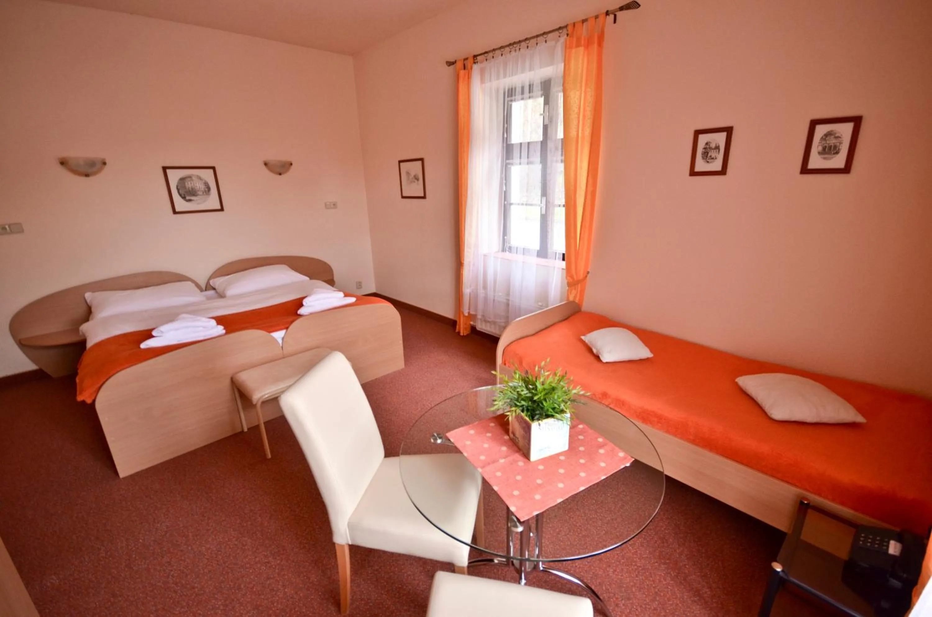 Living room, Bed in Hotel Paradies