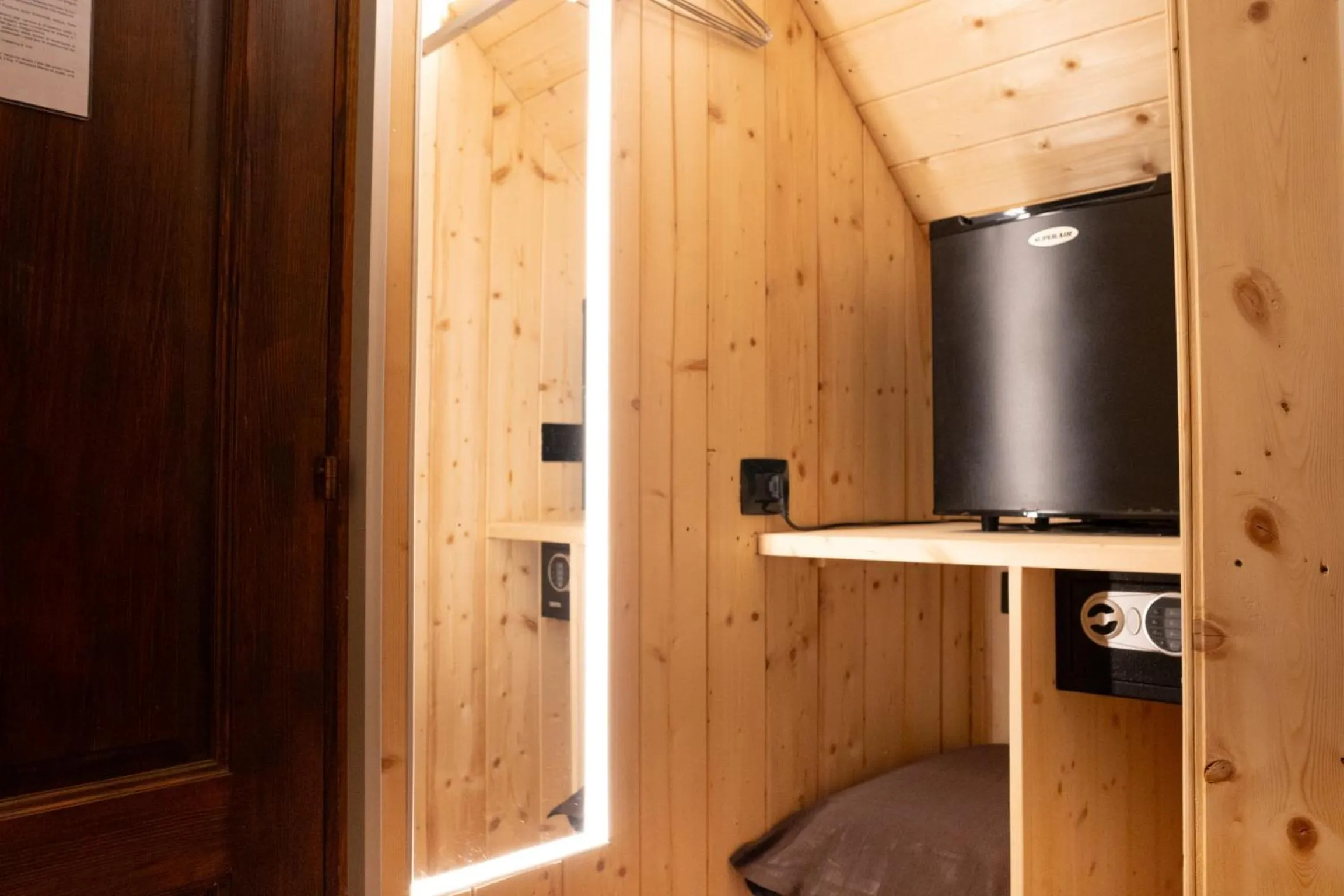 wardrobe in Bed & Breakfast Giardini Di Marzo