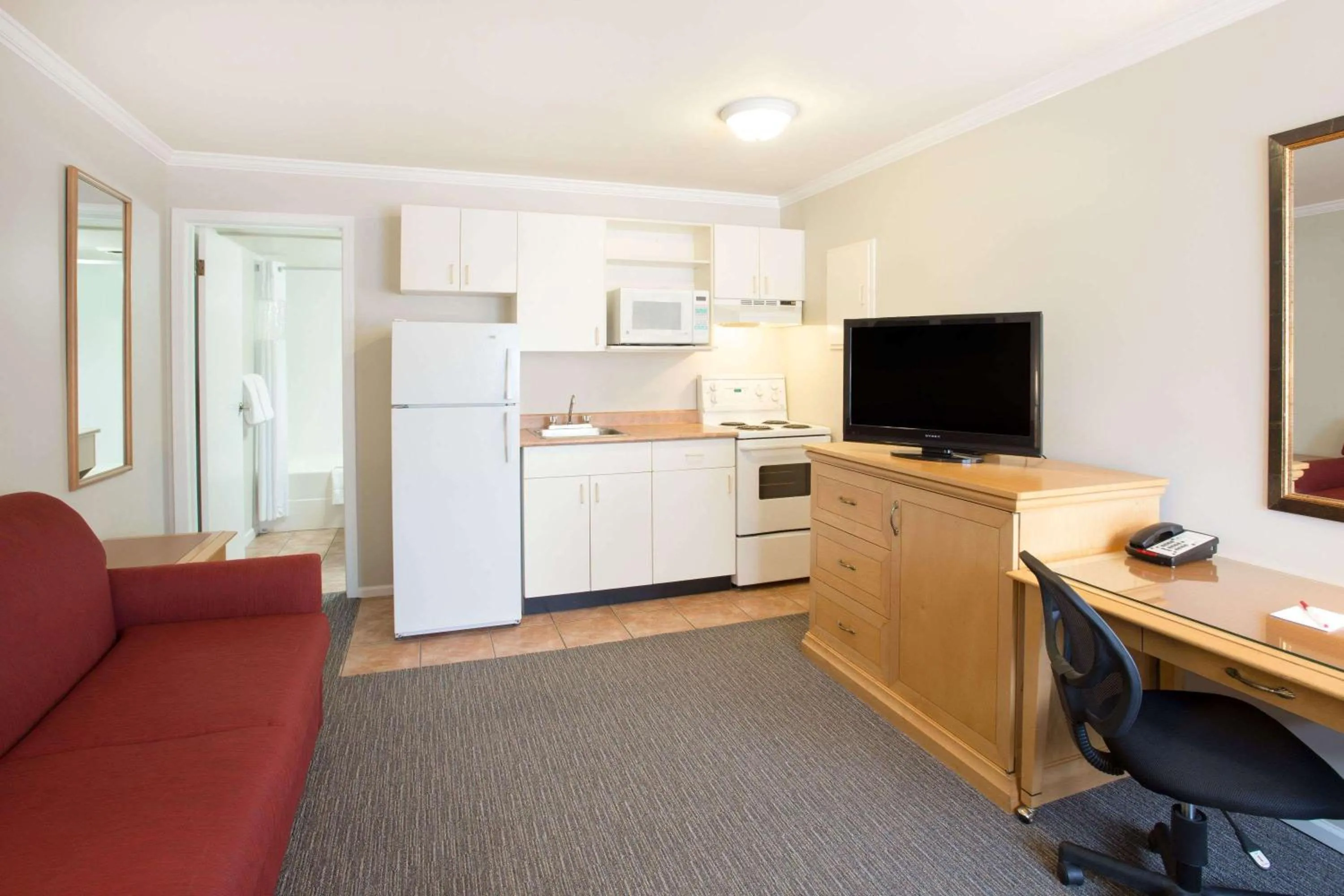 Photo of the whole room, Kitchen/Kitchenette in Ramada by Wyndham Duncan Cowichan Valley