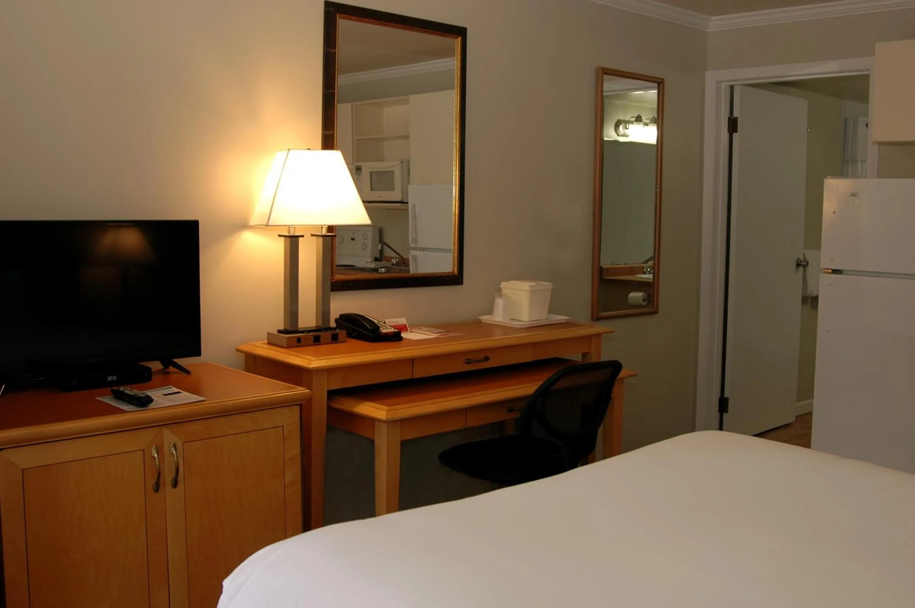 Photo of the whole room, Room Photo in Ramada by Wyndham Duncan Cowichan Valley