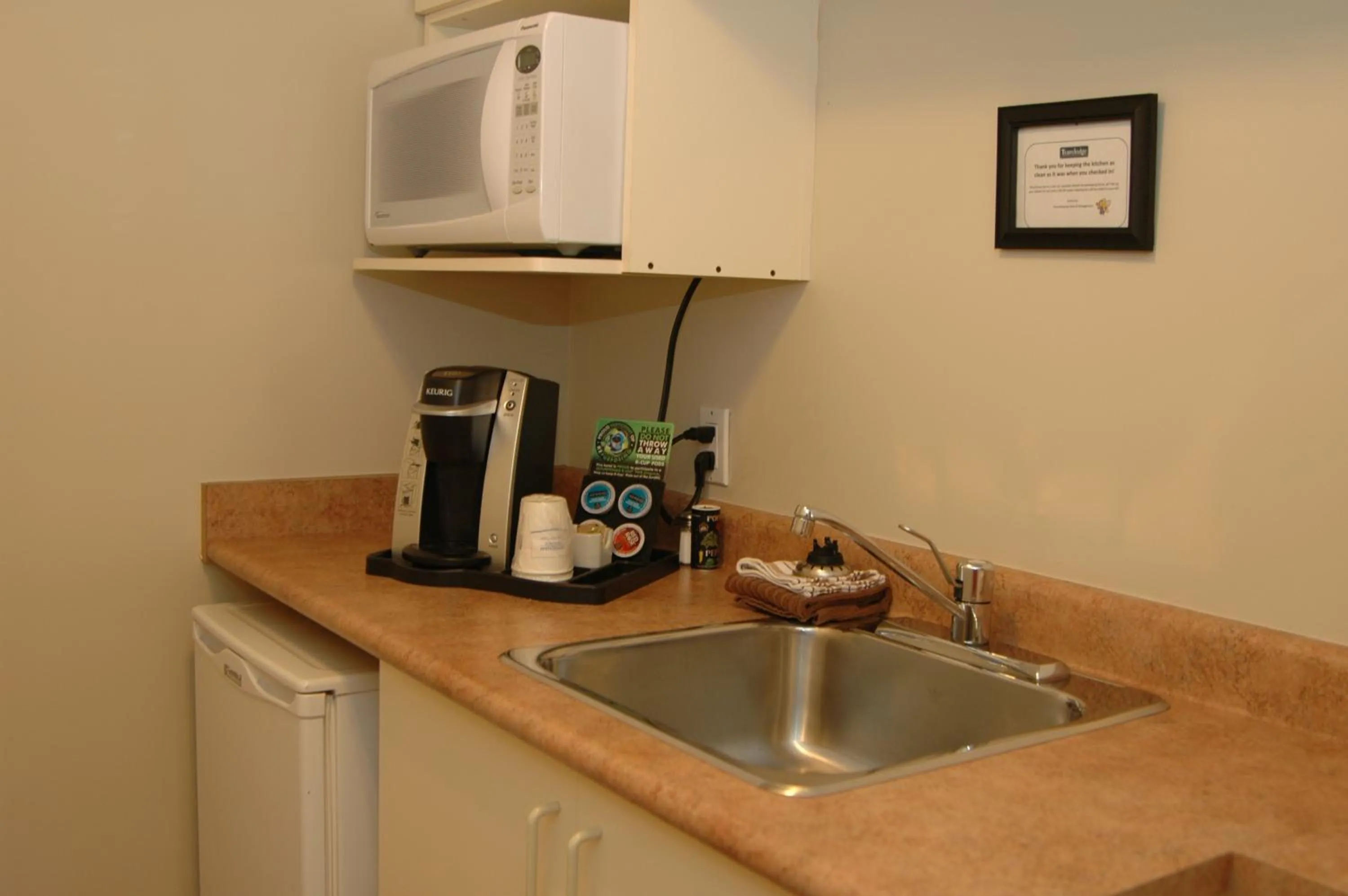 Coffee/tea facilities, Kitchen/Kitchenette in Ramada by Wyndham Duncan Cowichan Valley