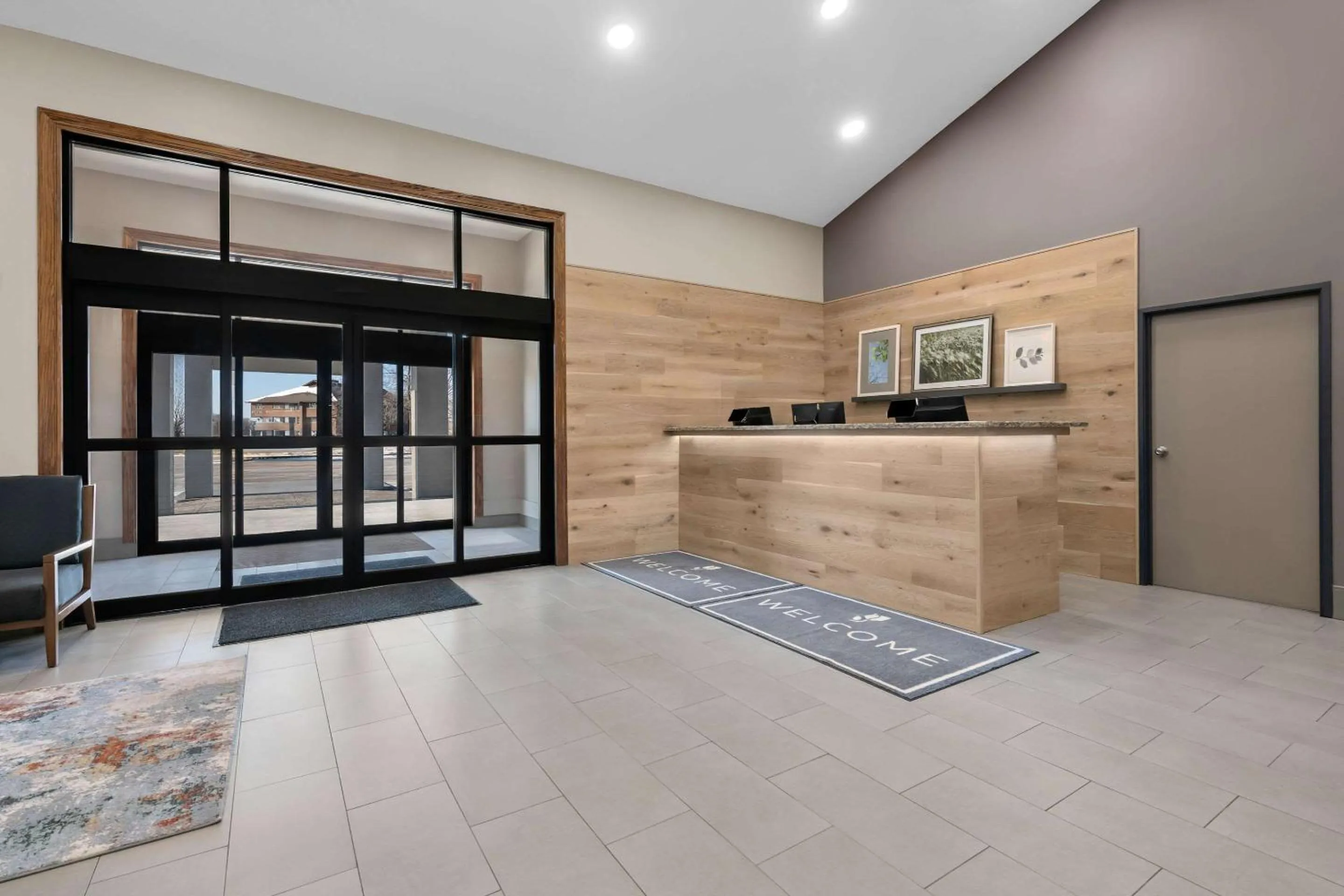 Lobby or reception in Country Inn & Suites by Radisson, Near The National Sports Center, Coon Rapids, MN