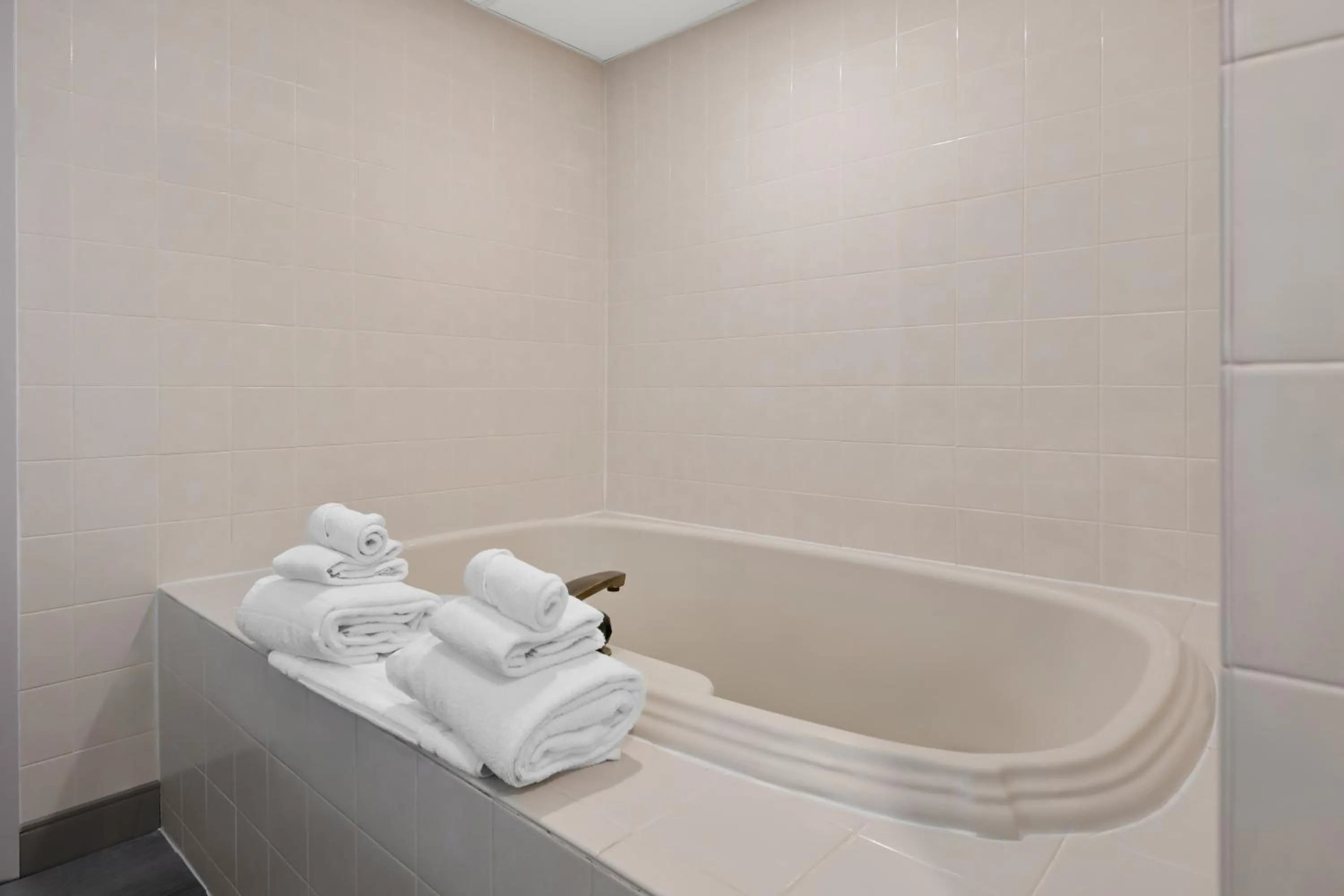 Hot Tub in Country Inn & Suites by Radisson, Near The National Sports Center, Coon Rapids, MN