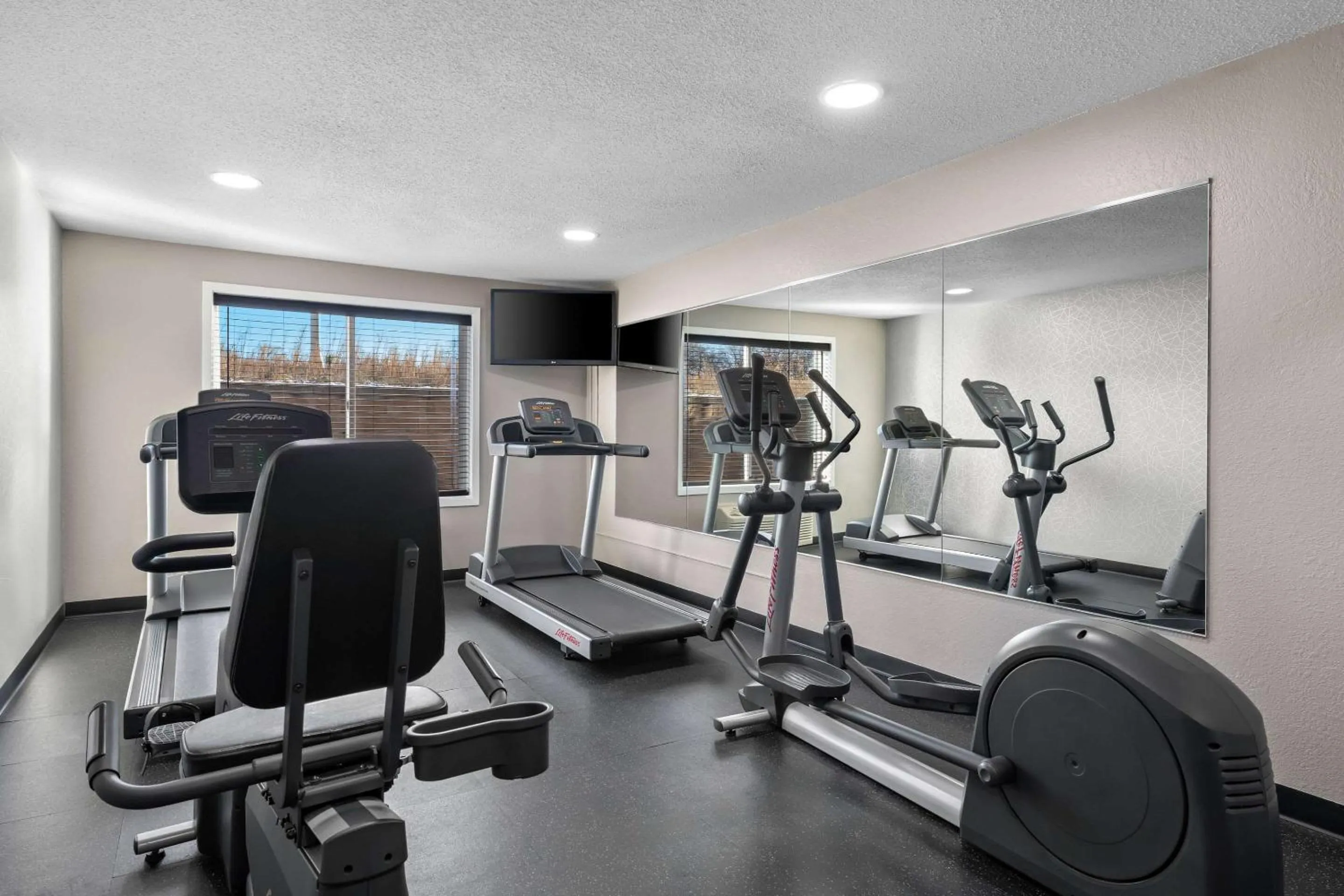 Fitness centre/facilities in Country Inn & Suites by Radisson, Near The National Sports Center, Coon Rapids, MN