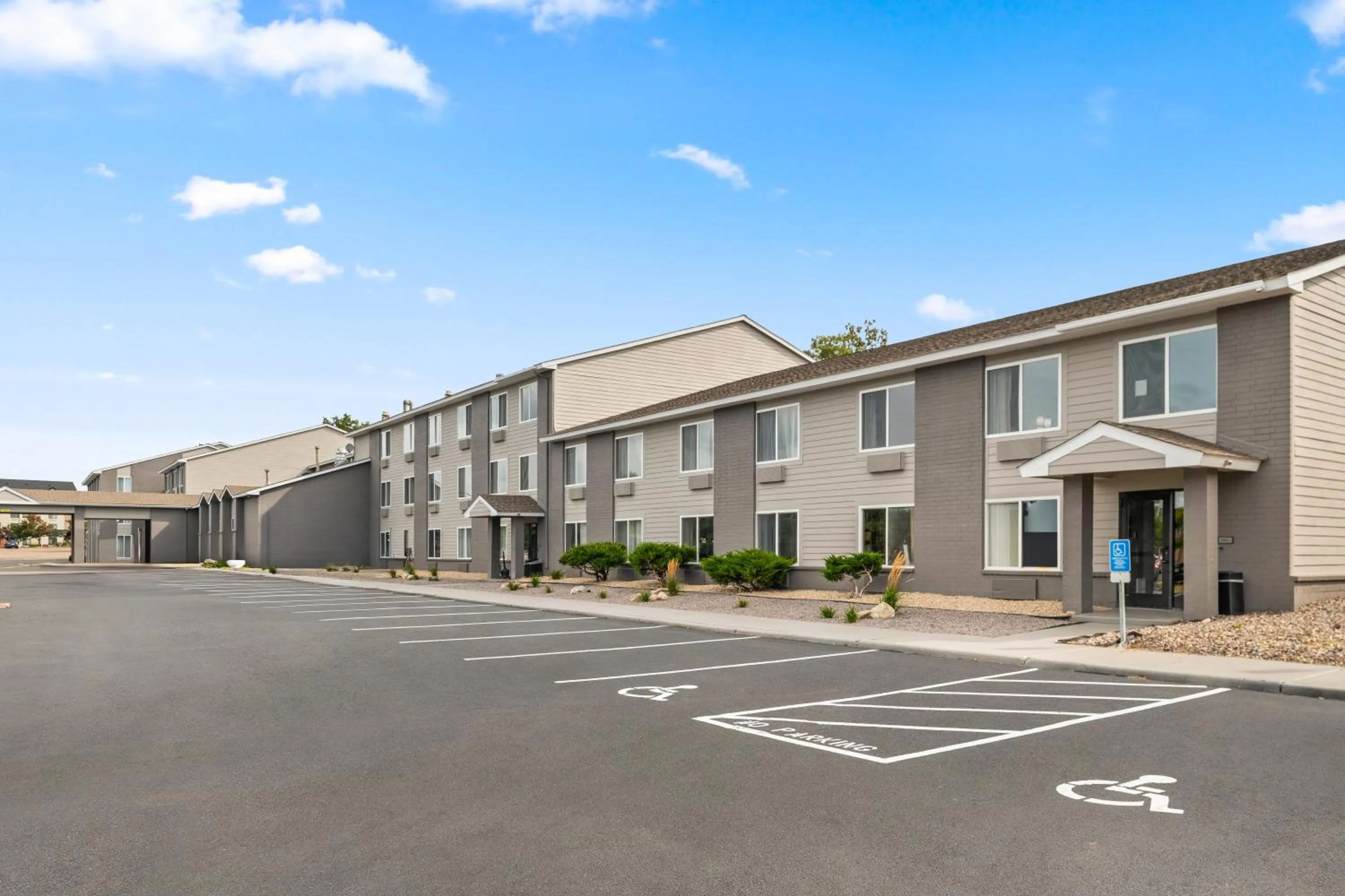 Property building in Country Inn & Suites by Radisson, Near The National Sports Center, Coon Rapids, MN