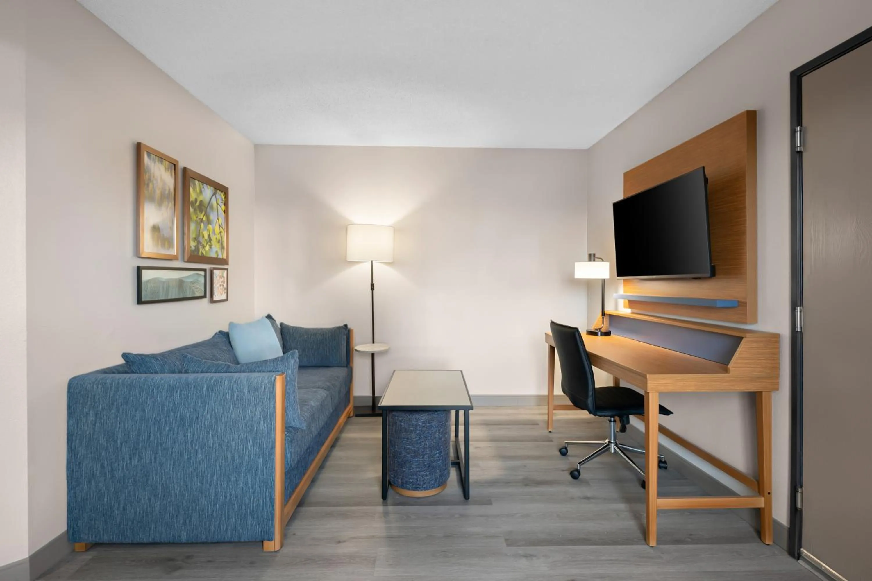 Living room in Country Inn & Suites by Radisson, Near The National Sports Center, Coon Rapids, MN