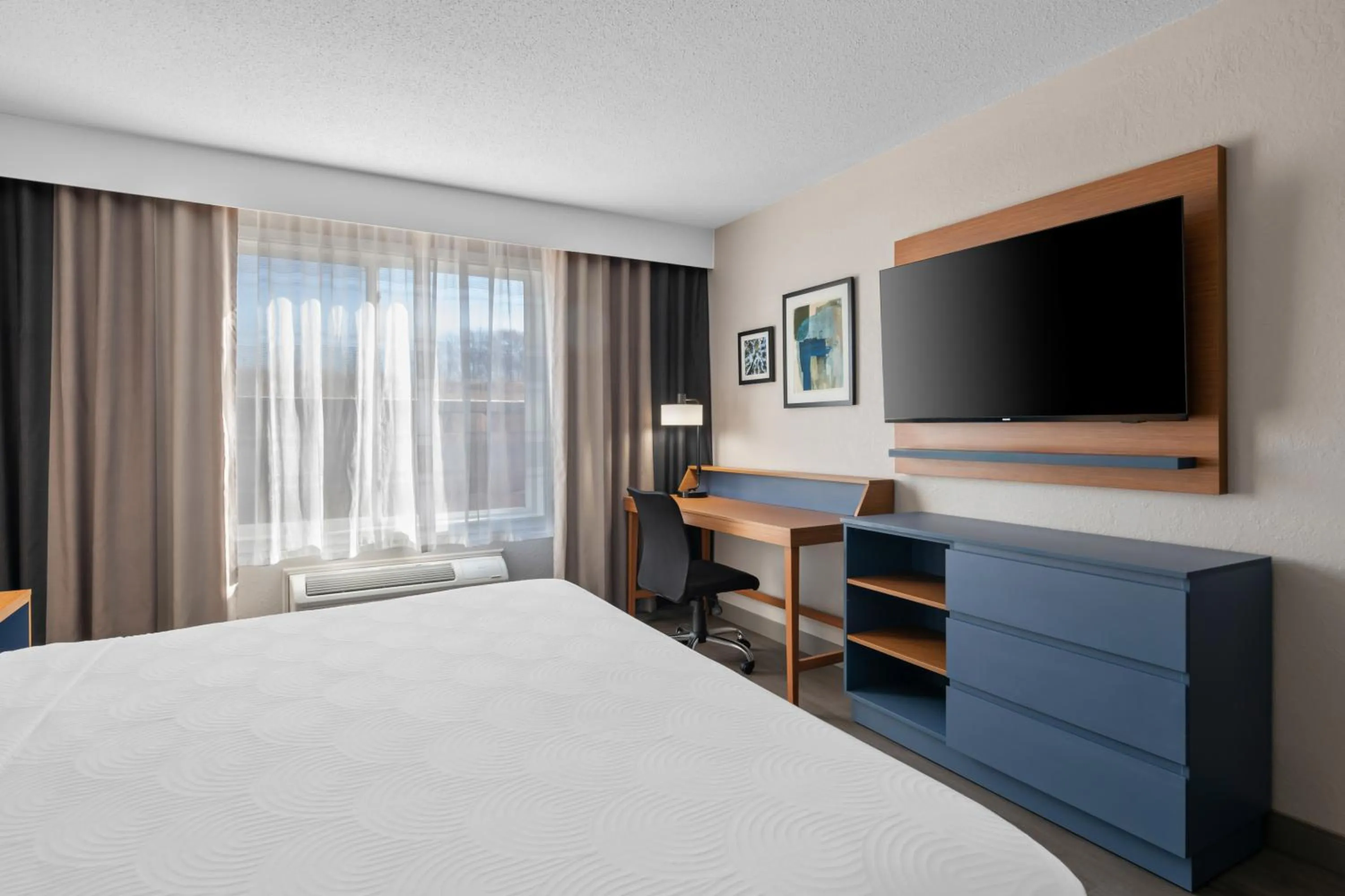 Bed in Country Inn & Suites by Radisson, Near The National Sports Center, Coon Rapids, MN