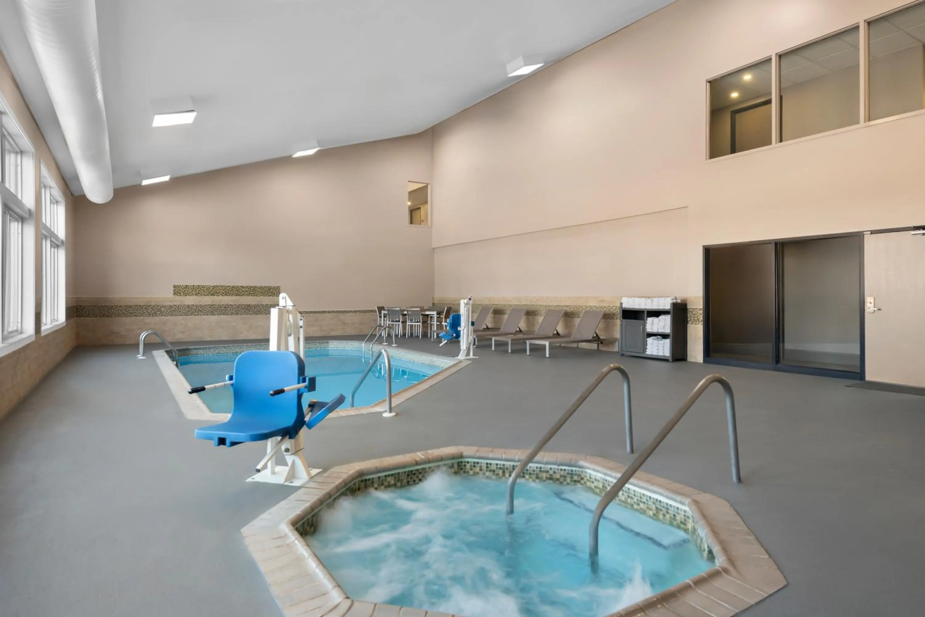 Hot Tub in Country Inn & Suites by Radisson, Near The National Sports Center, Coon Rapids, MN