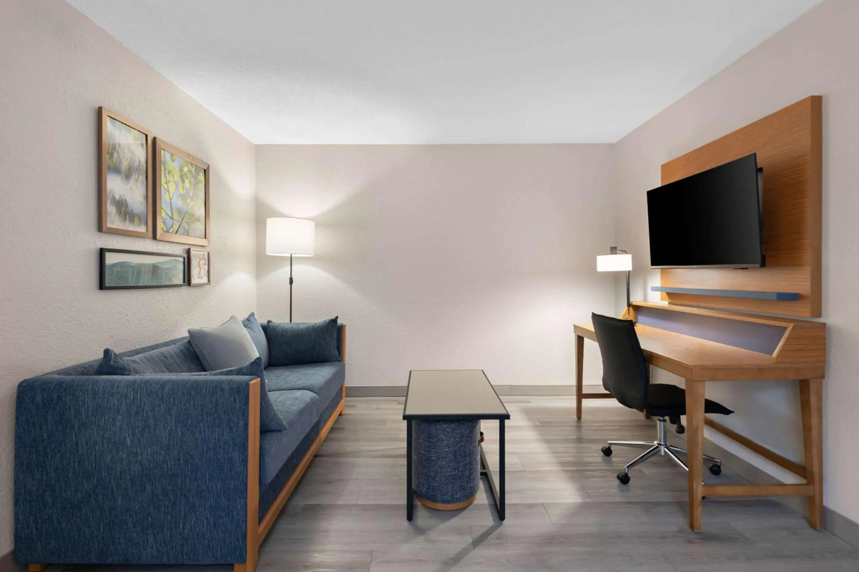 Bedroom in Country Inn & Suites by Radisson, Near The National Sports Center, Coon Rapids, MN