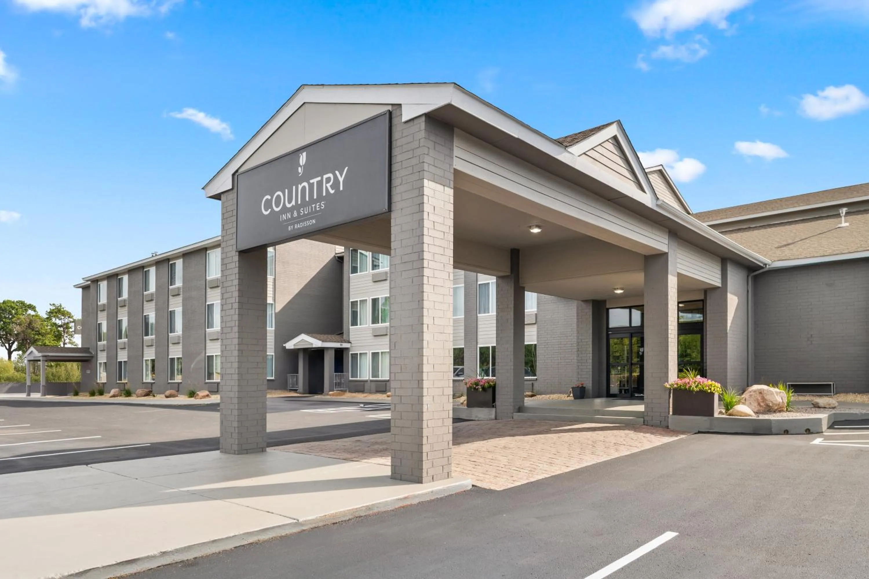 Property building in Country Inn & Suites by Radisson, Near The National Sports Center, Coon Rapids, MN