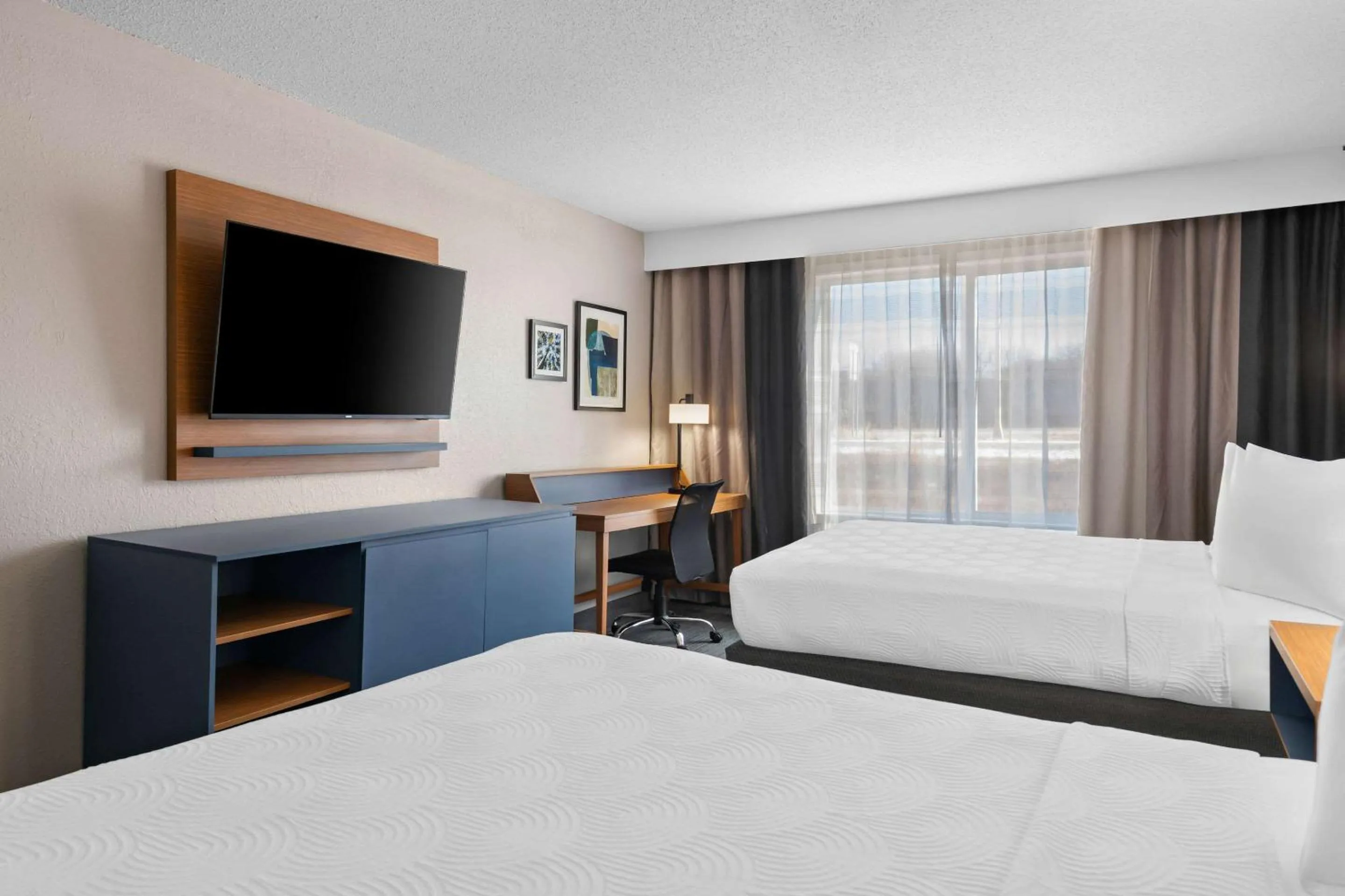 Bedroom, Bed in Country Inn & Suites by Radisson, Near The National Sports Center, Coon Rapids, MN