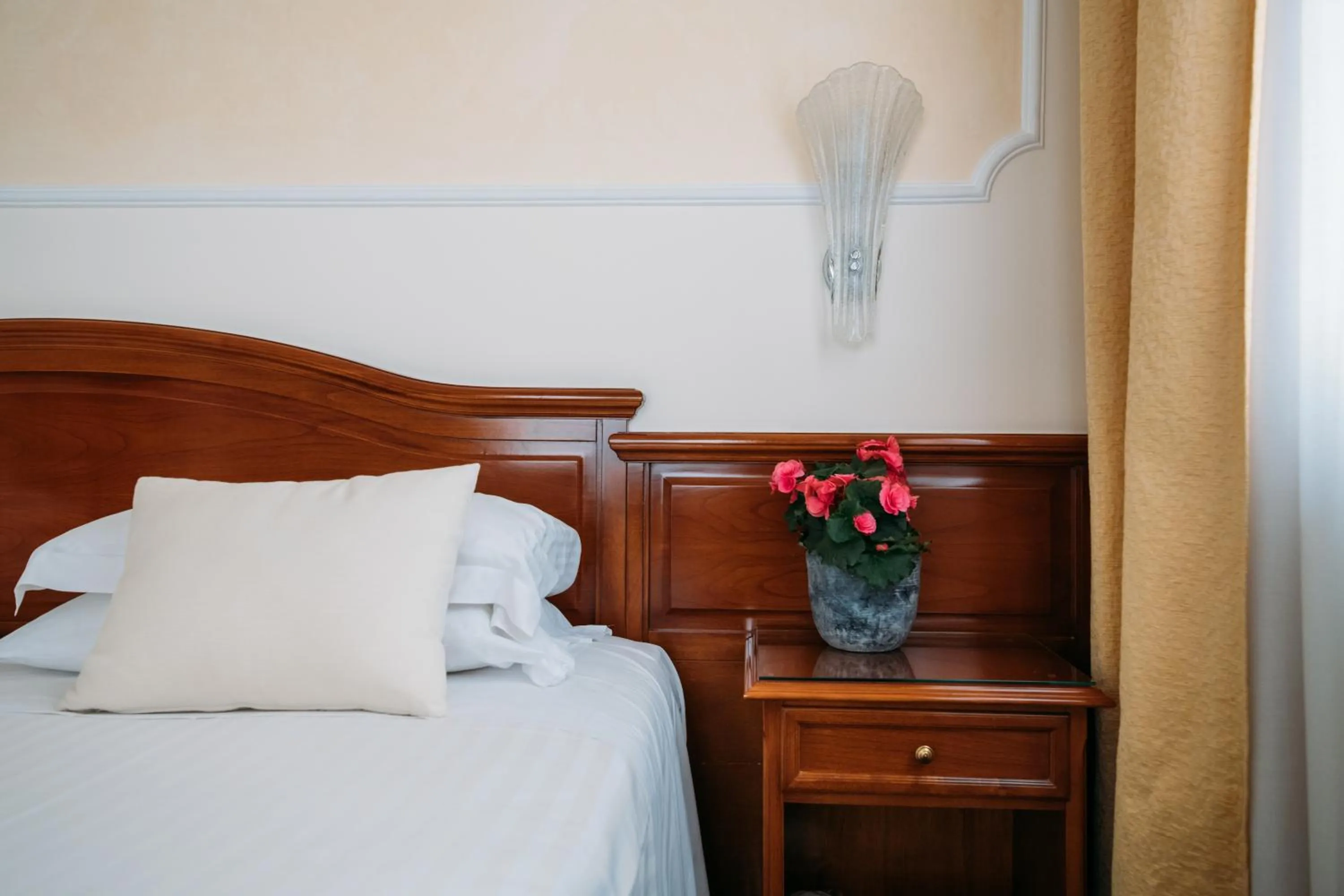 Decorative detail, Bed in Hotel Terme Antoniano