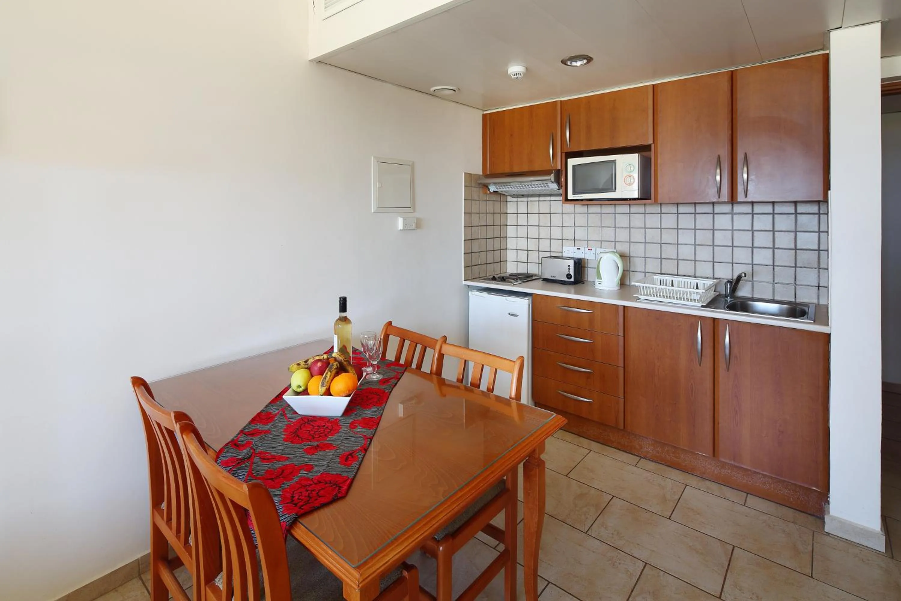 Kitchen or kitchenette in Panareti Coral Bay Villas