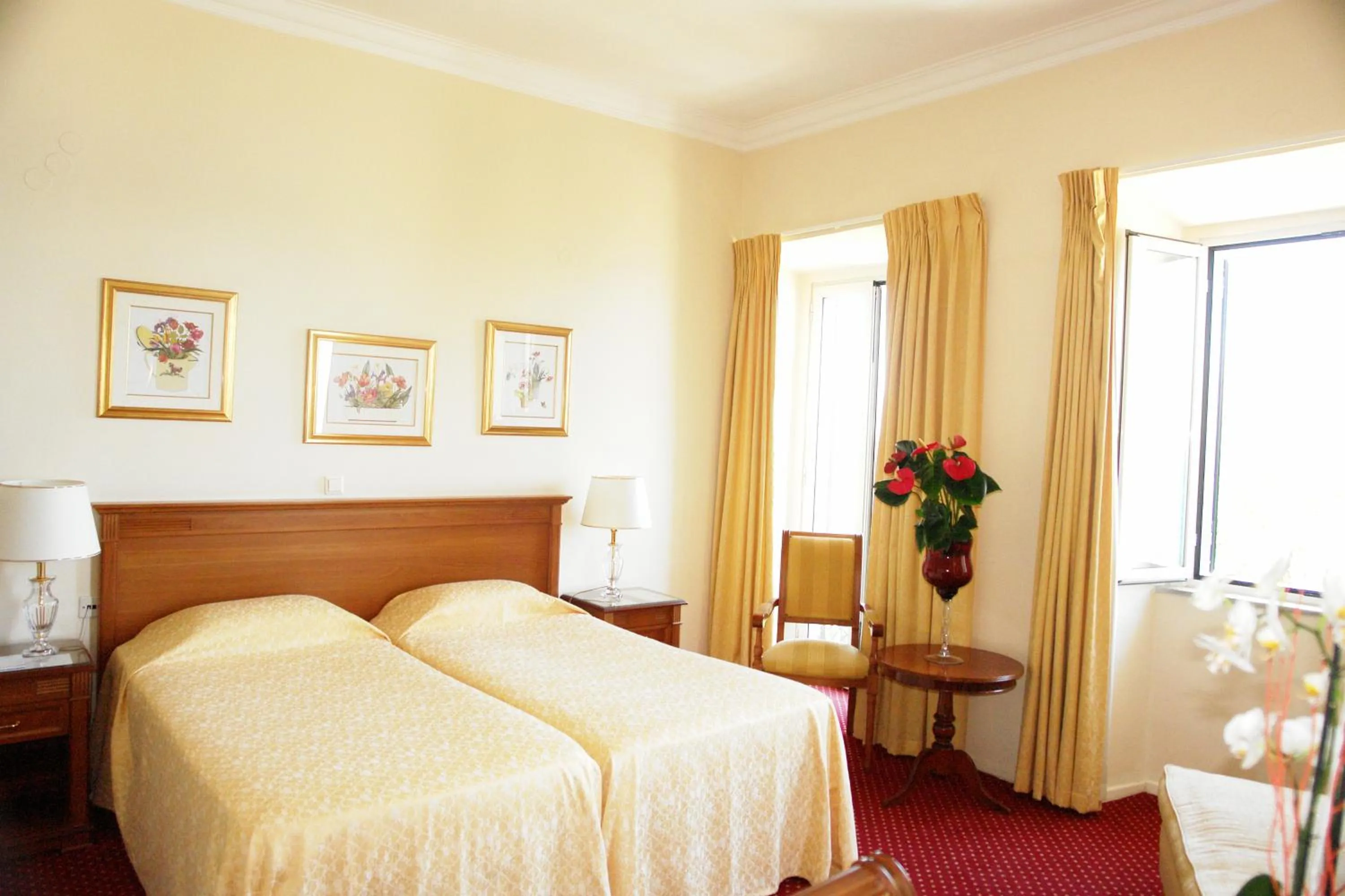 Photo of the whole room, Bed in Cavalieri Hotel