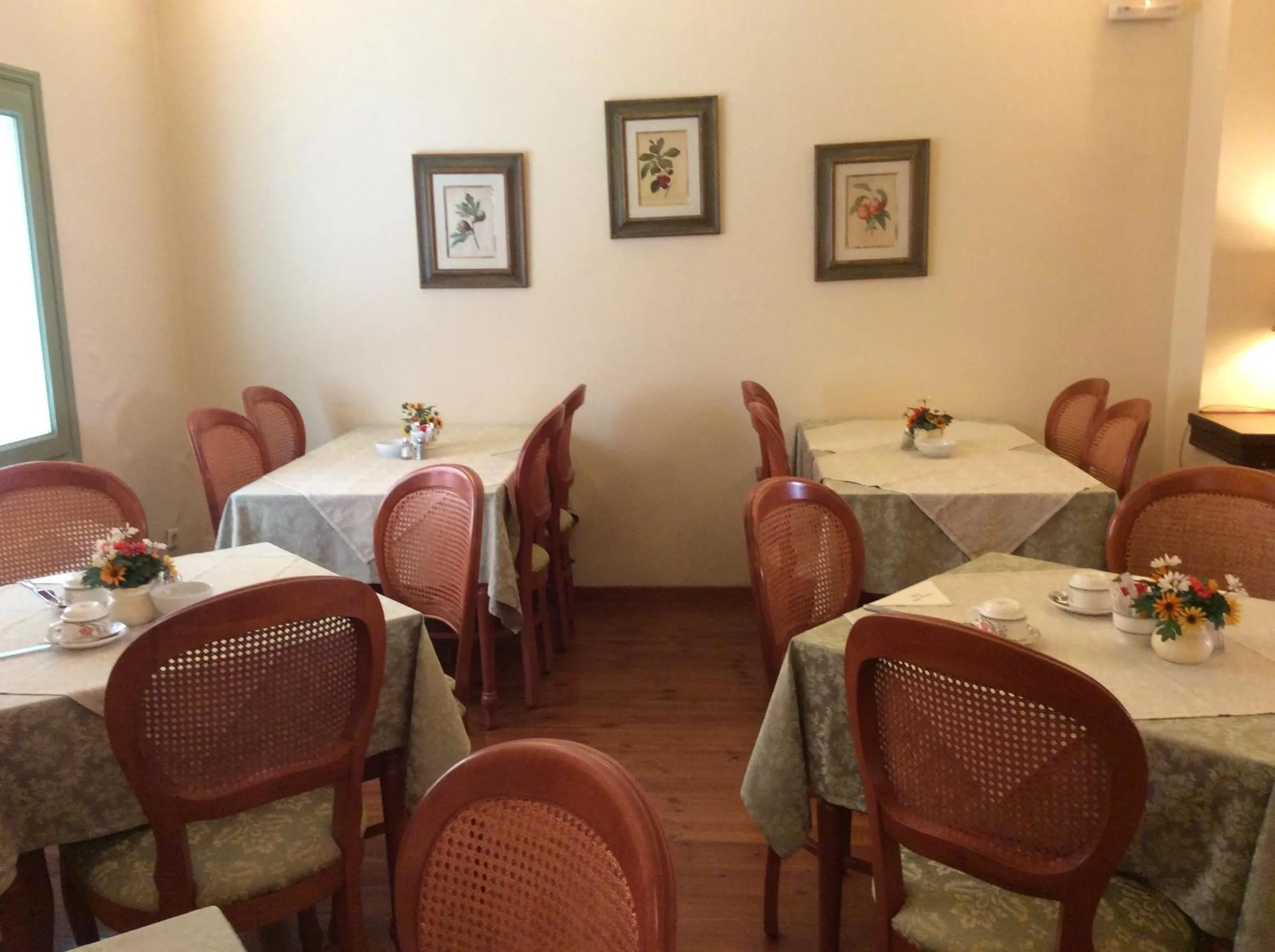 Restaurant/places to eat in Cavalieri Hotel