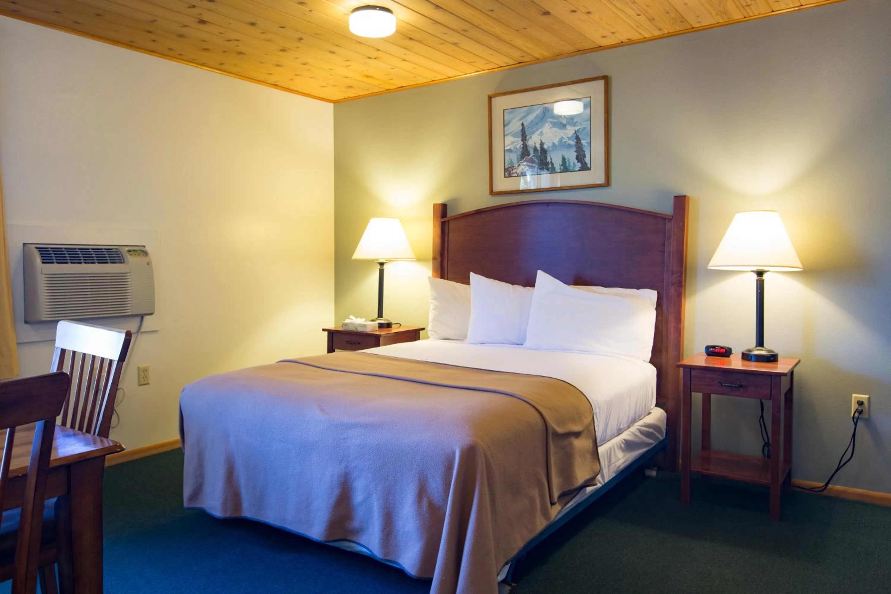 Photo of the whole room, Bed in Westcliff Lodge