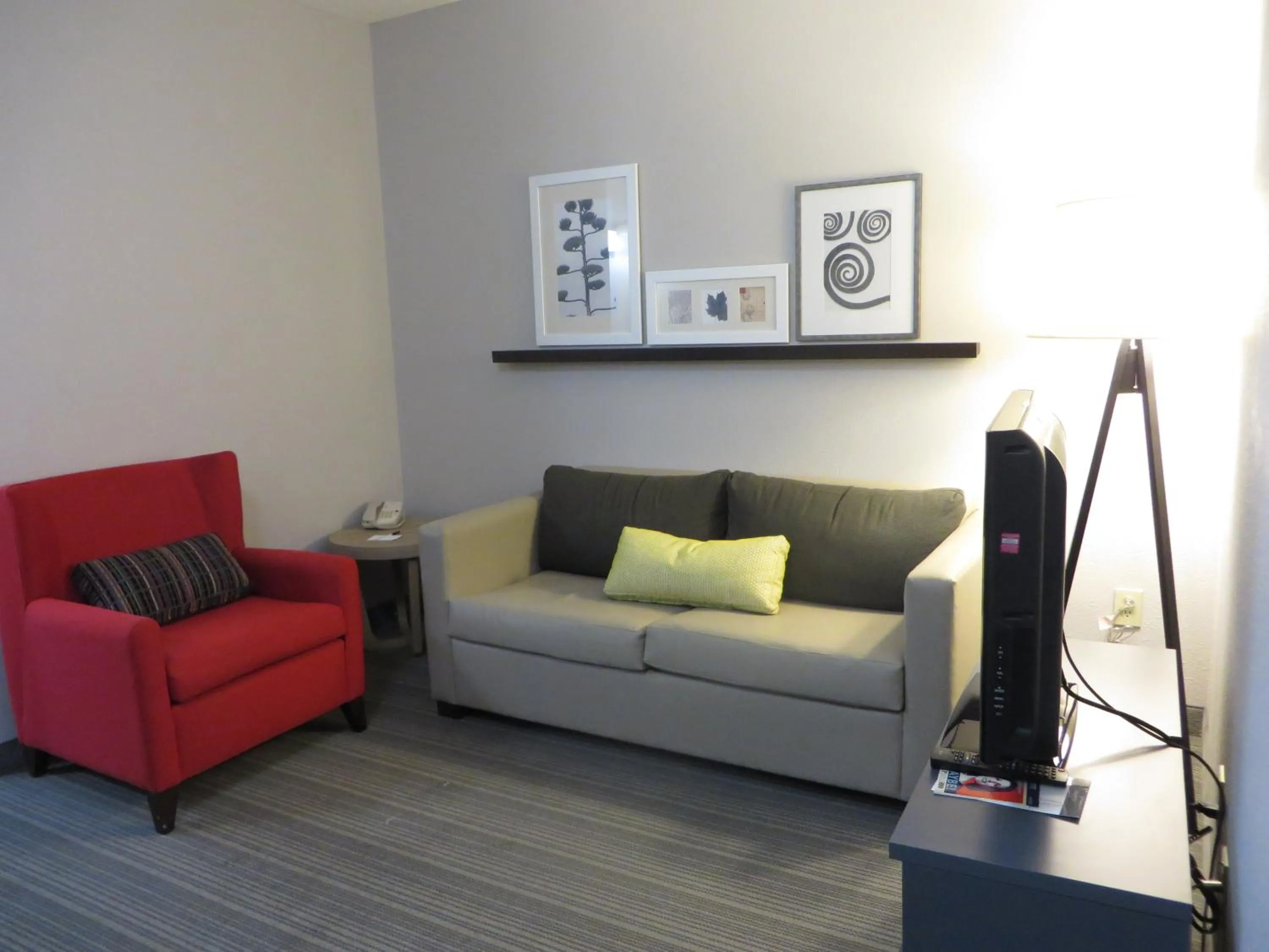 Living room in Country Inn & Suites by Radisson, Camp Springs Andrews Air Force Base , MD