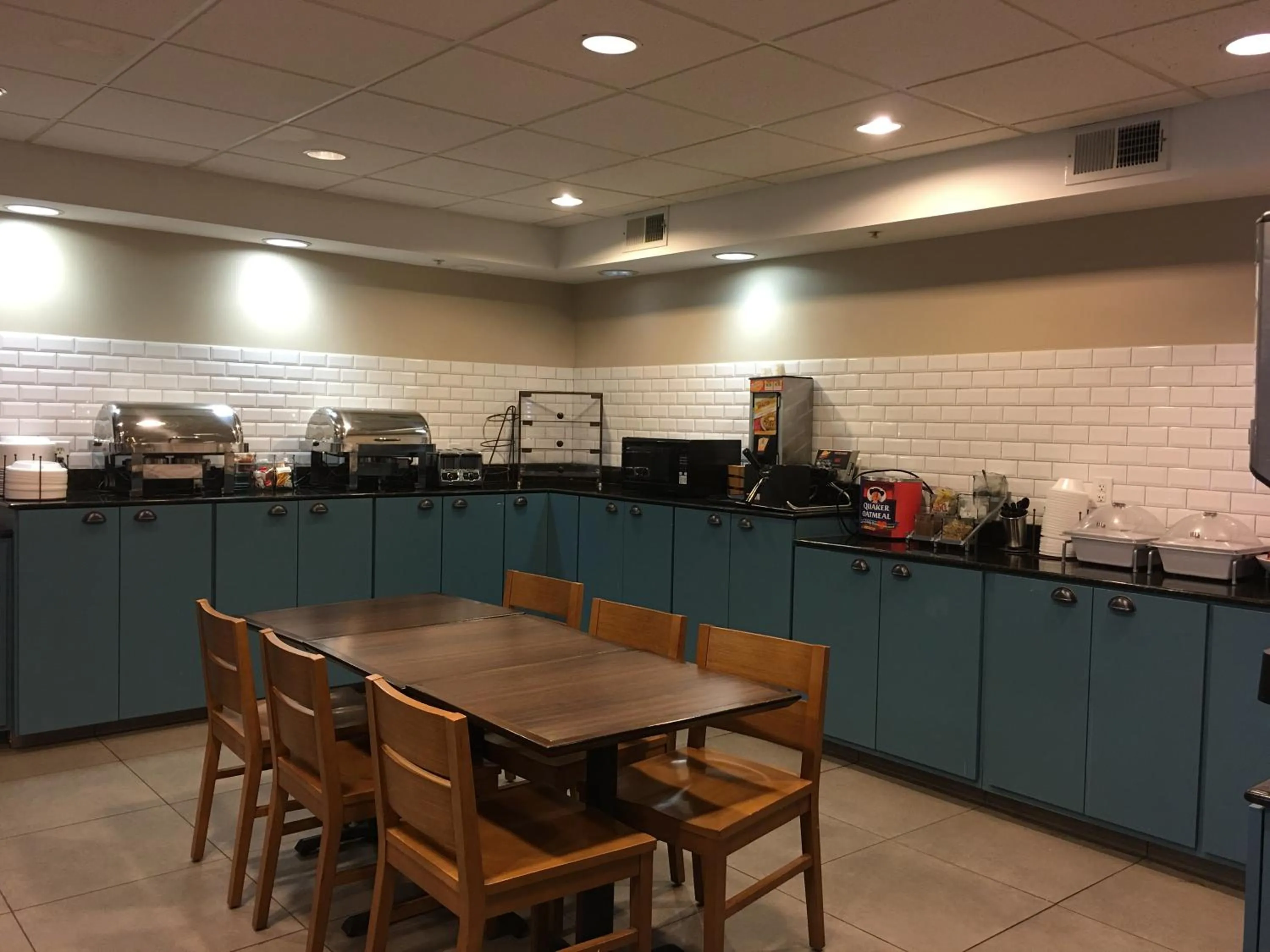 Restaurant/places to eat in Country Inn & Suites by Radisson, Camp Springs Andrews Air Force Base , MD