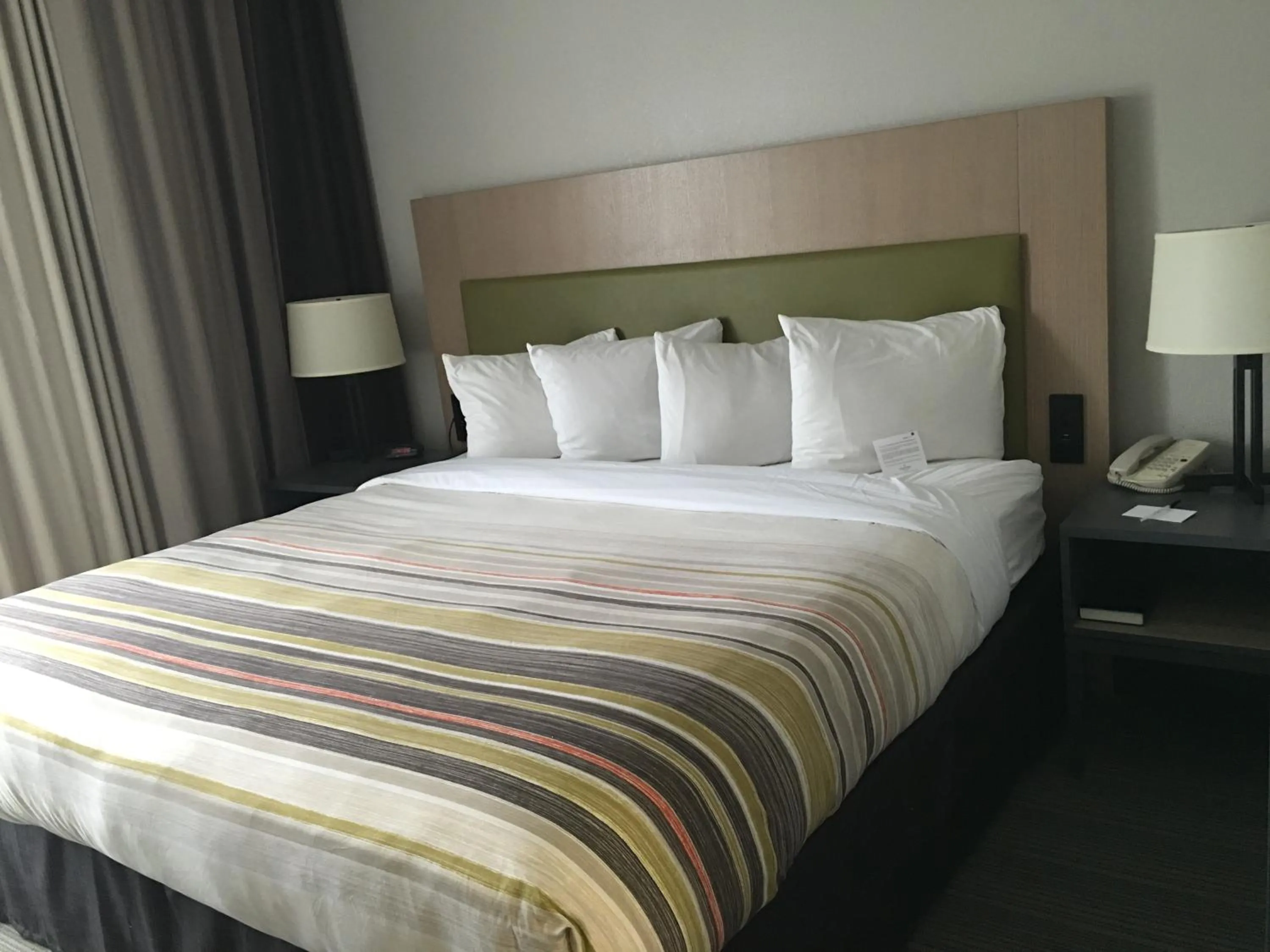 Bed in Country Inn & Suites by Radisson, Camp Springs Andrews Air Force Base , MD