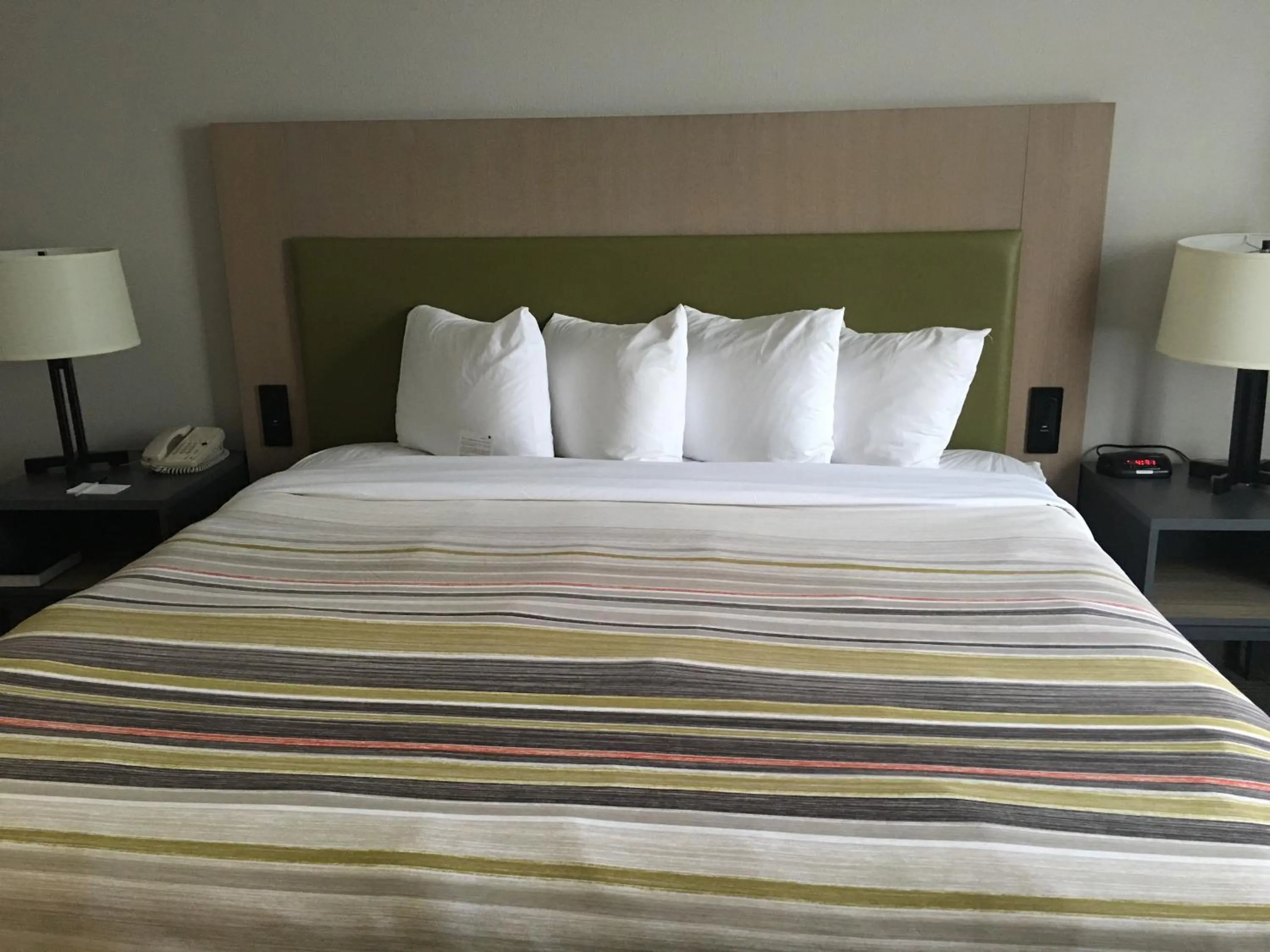 Bed in Country Inn & Suites by Radisson, Camp Springs Andrews Air Force Base , MD