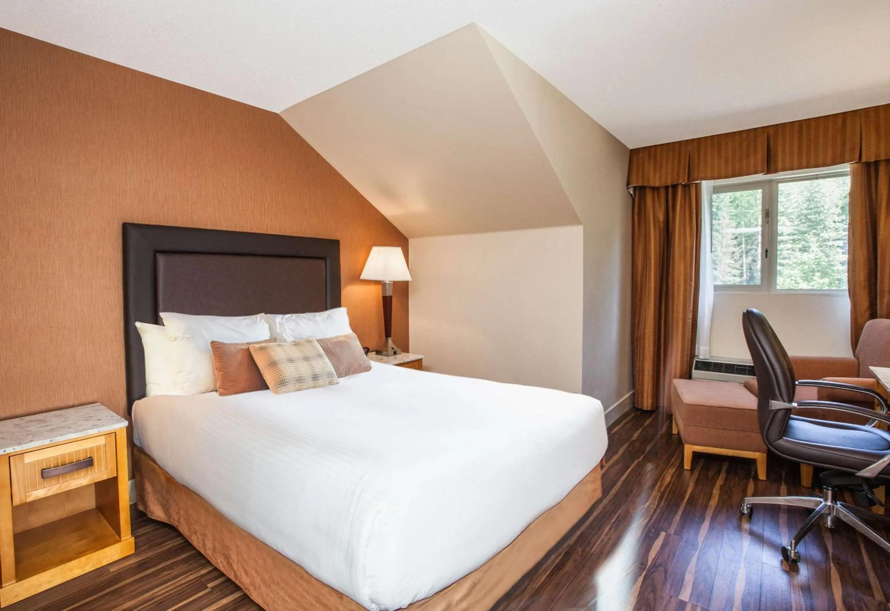 Bedroom, Bed in Coast Hillcrest Hotel