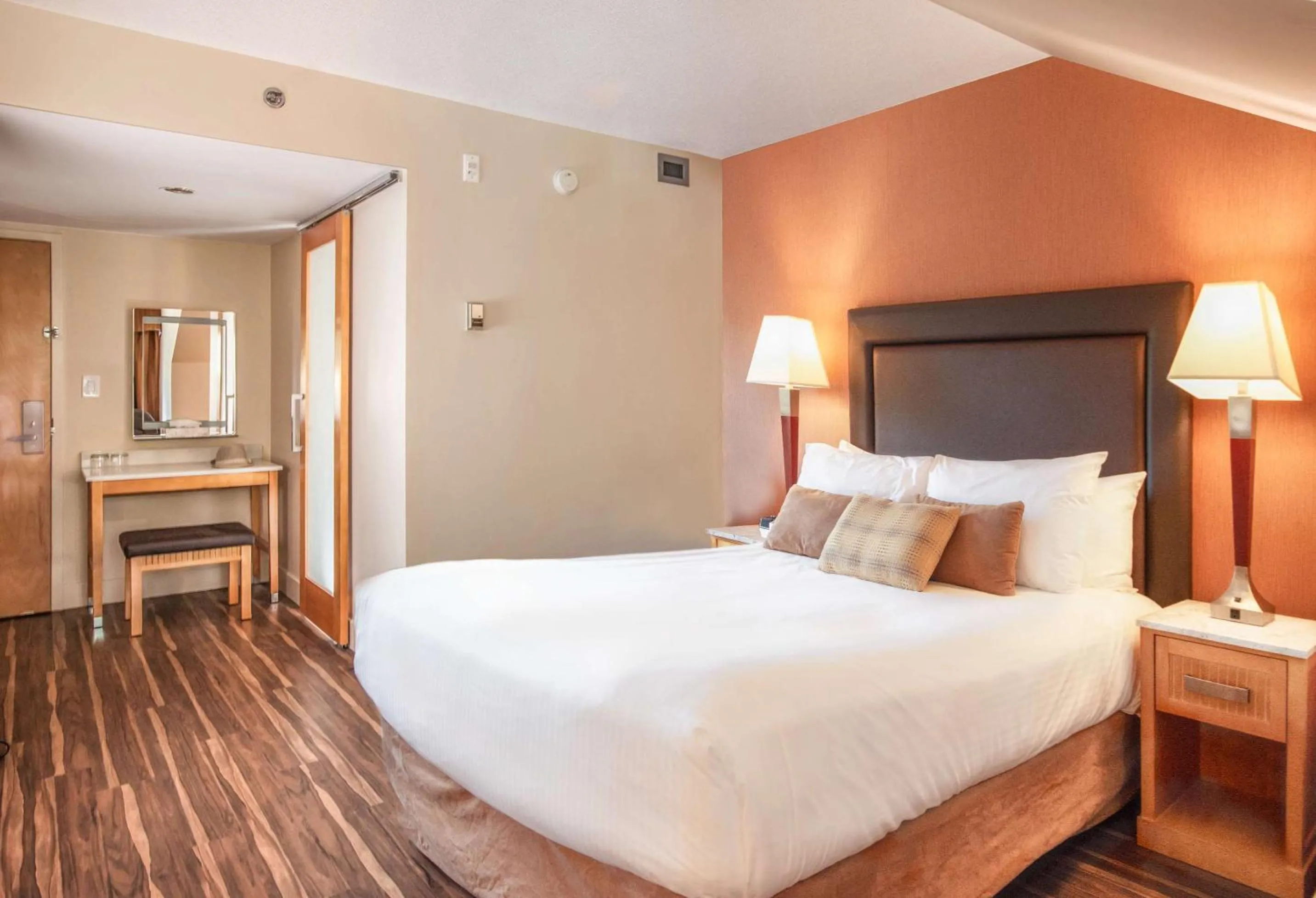 Bedroom, Bed in Coast Hillcrest Hotel