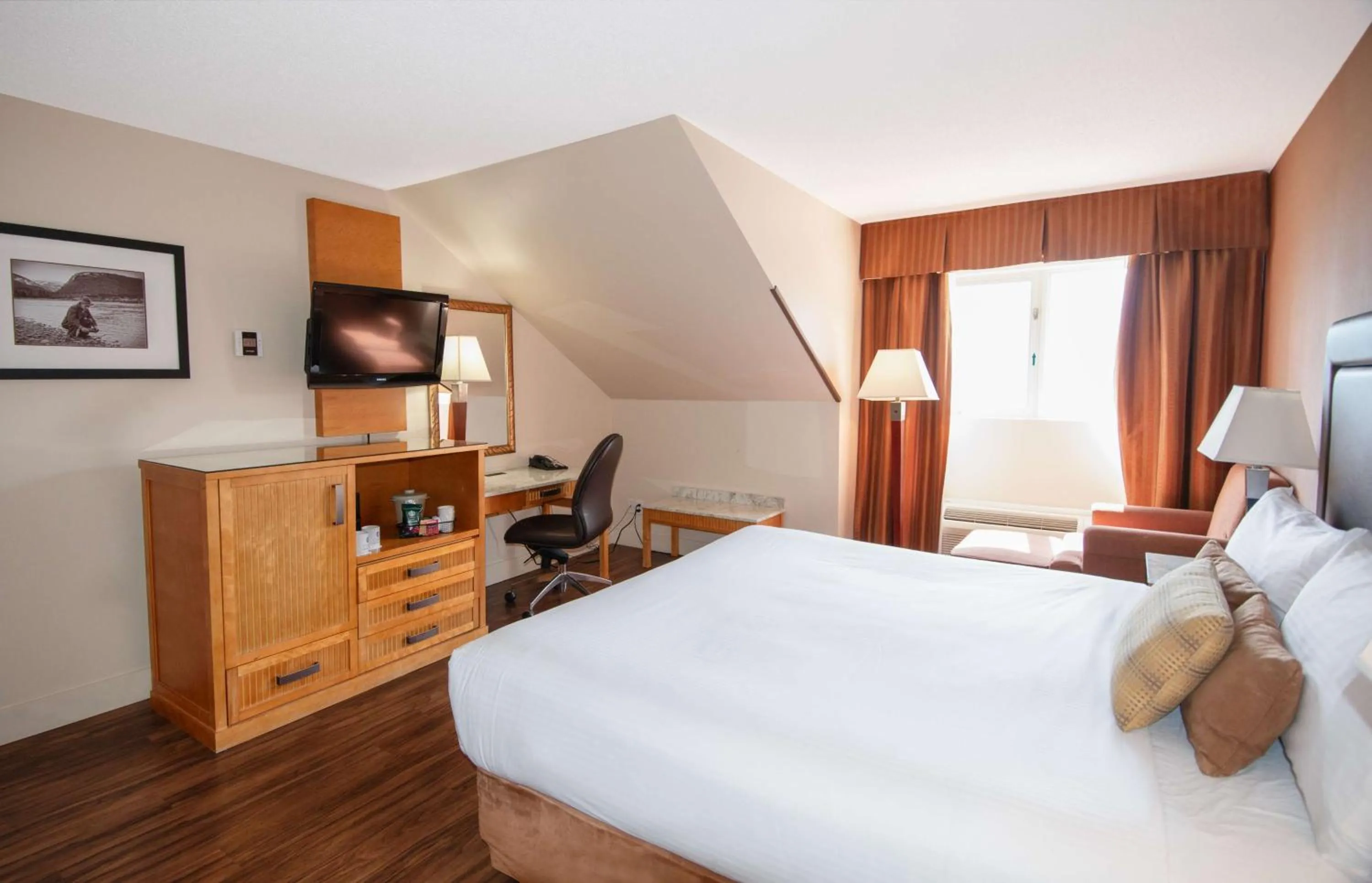 Bedroom, Bed in Coast Hillcrest Hotel