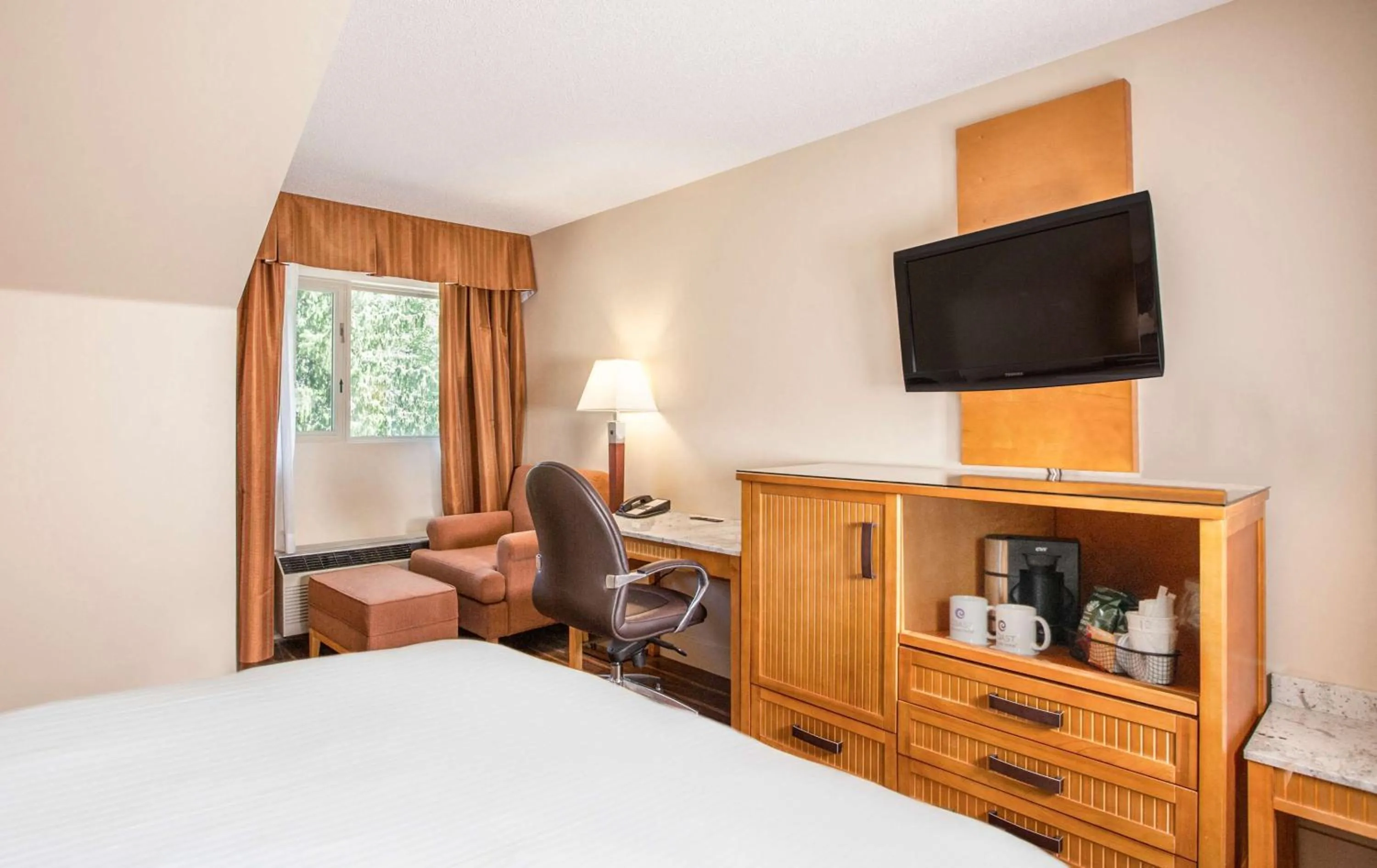 Bedroom, Bed in Coast Hillcrest Hotel