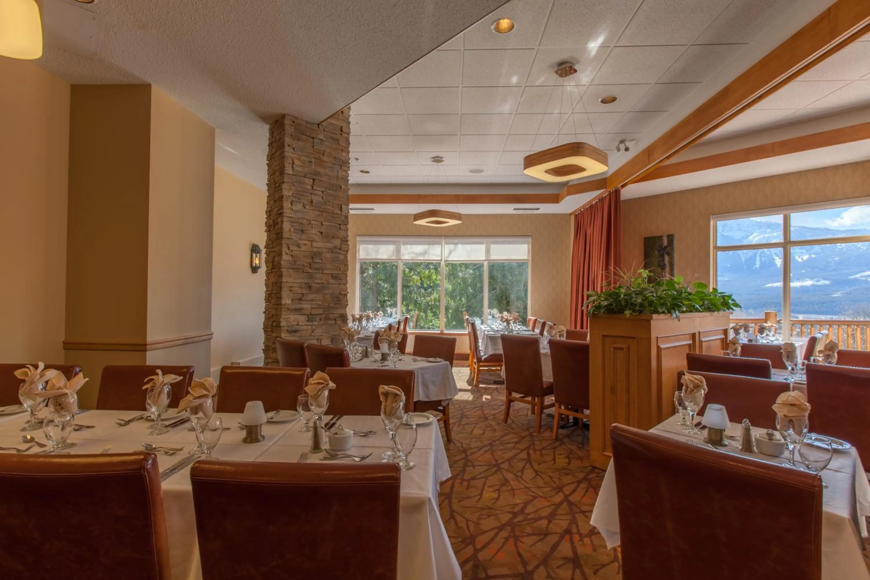 Restaurant/places to eat in Coast Hillcrest Hotel