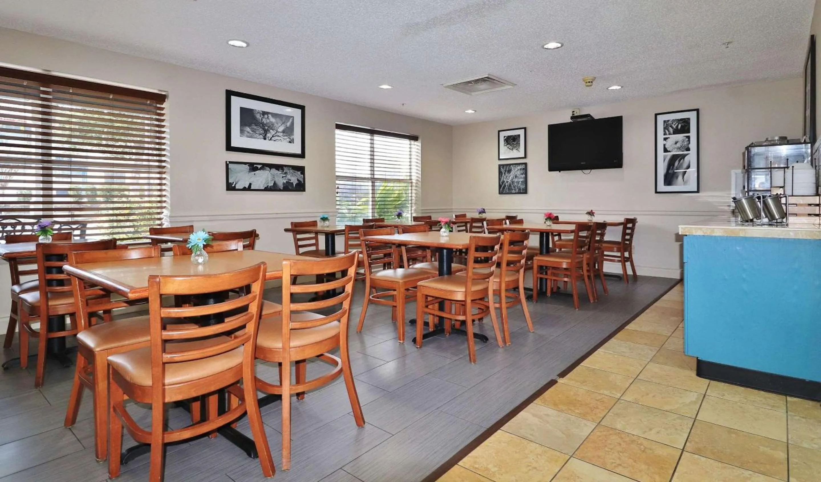 Breakfast in Country Inn & Suites by Radisson, Jacksonville, FL