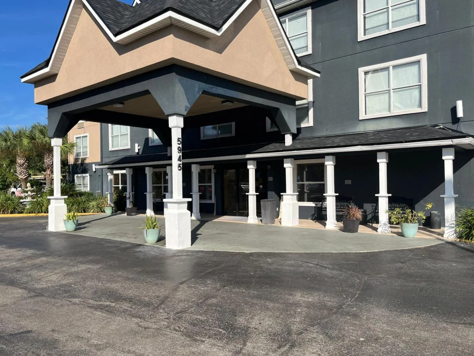 Property building in Country Inn & Suites by Radisson, Jacksonville, FL